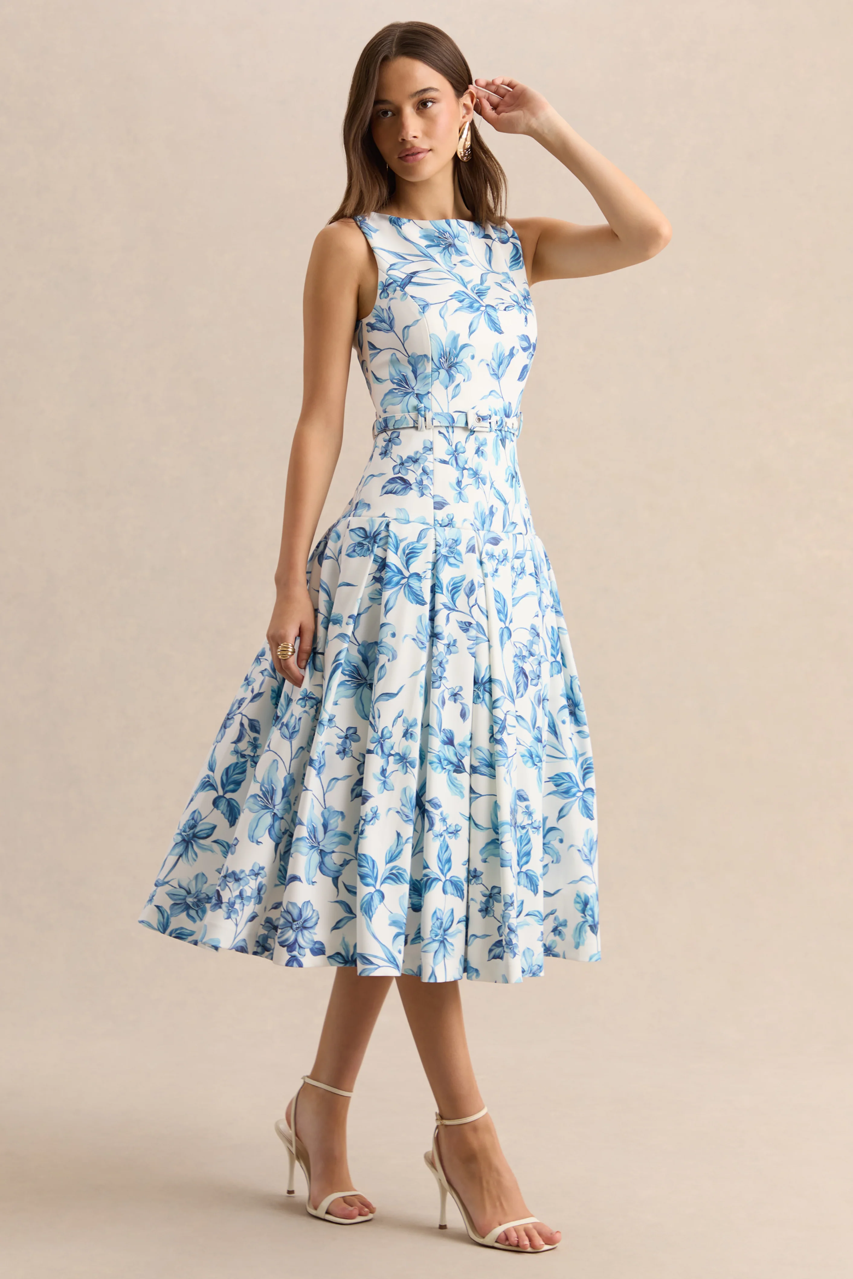 Sunnira | Robe mi-longue à imprimé porcelaine bleu avec encolure bateau et taille basse - Image 5