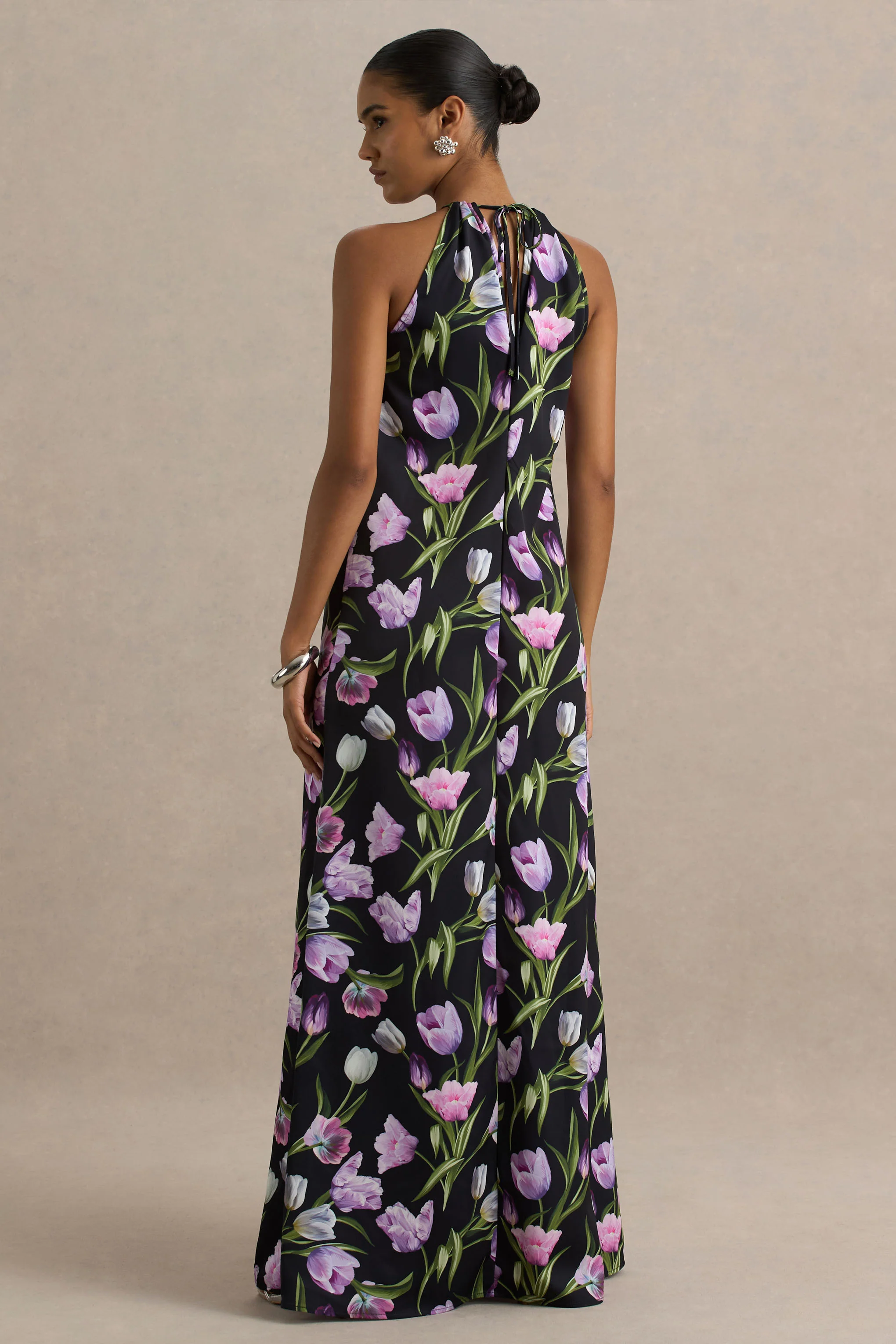 Svana | Robe longue asymétrique en satin noir à imprimé floral avec col halter - Image 2