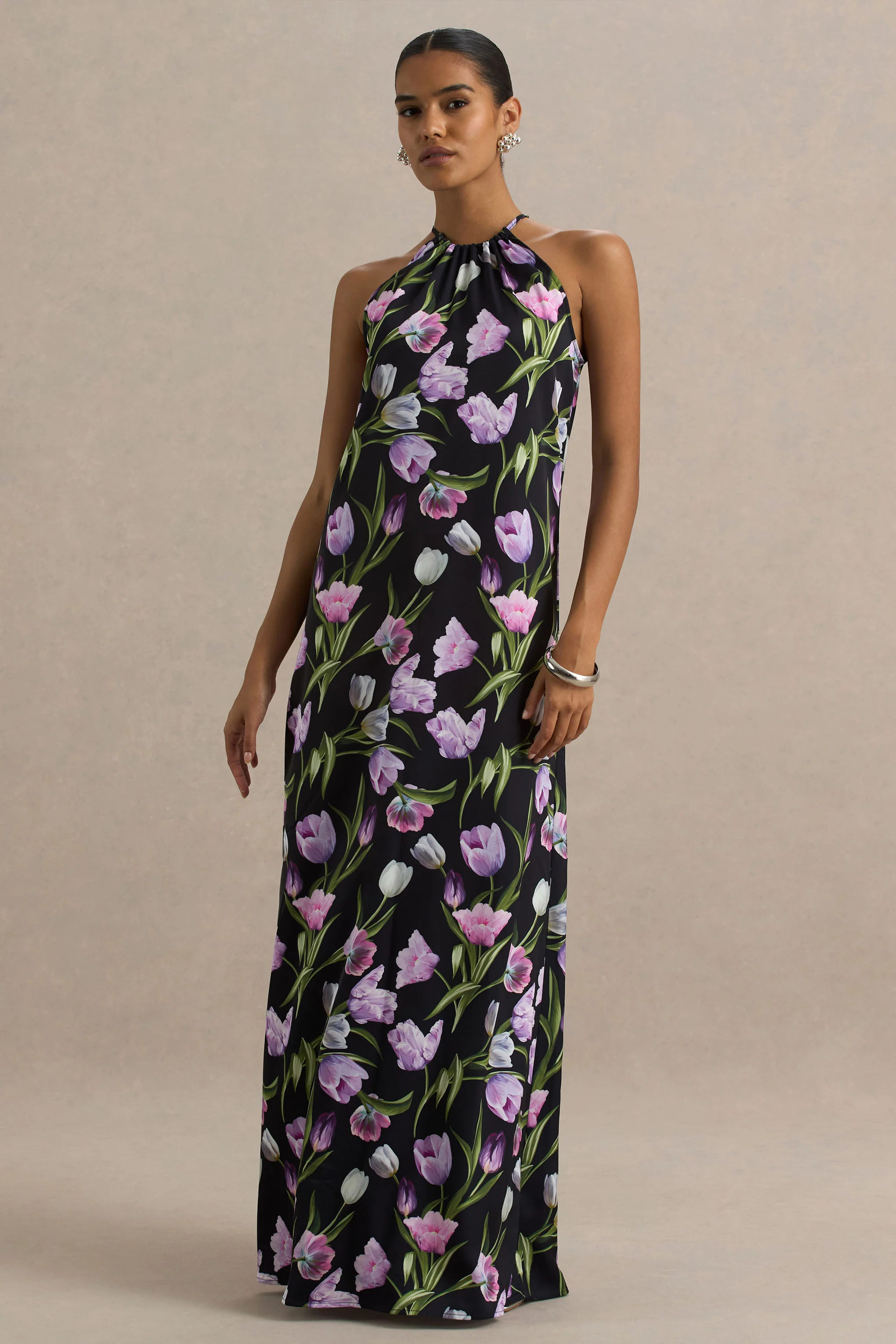Svana | Robe longue asymétrique en satin noir à imprimé floral avec col halter - Image 5