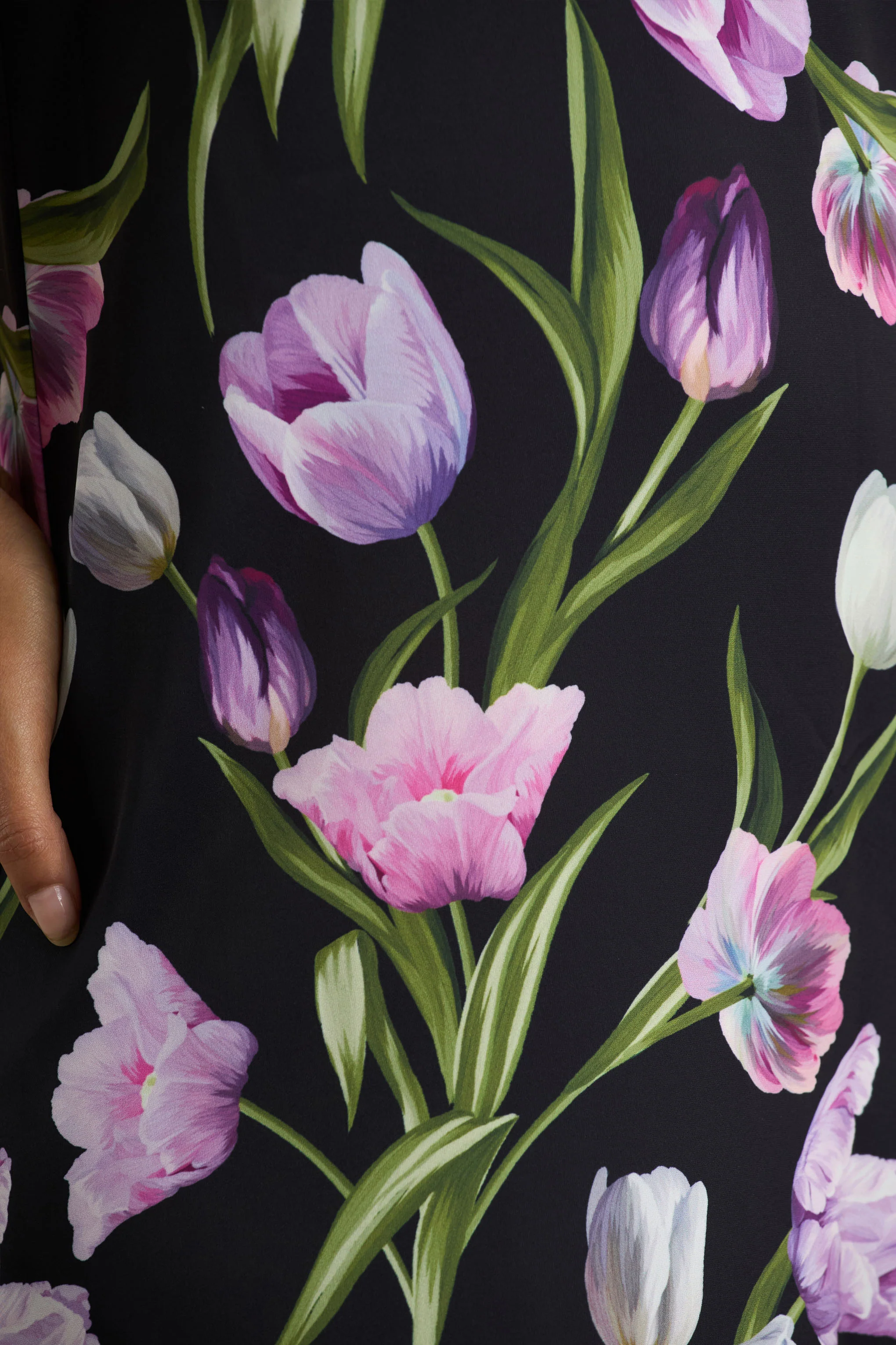 Svana | Robe longue asymétrique en satin noir à imprimé floral avec col halter - Image 7