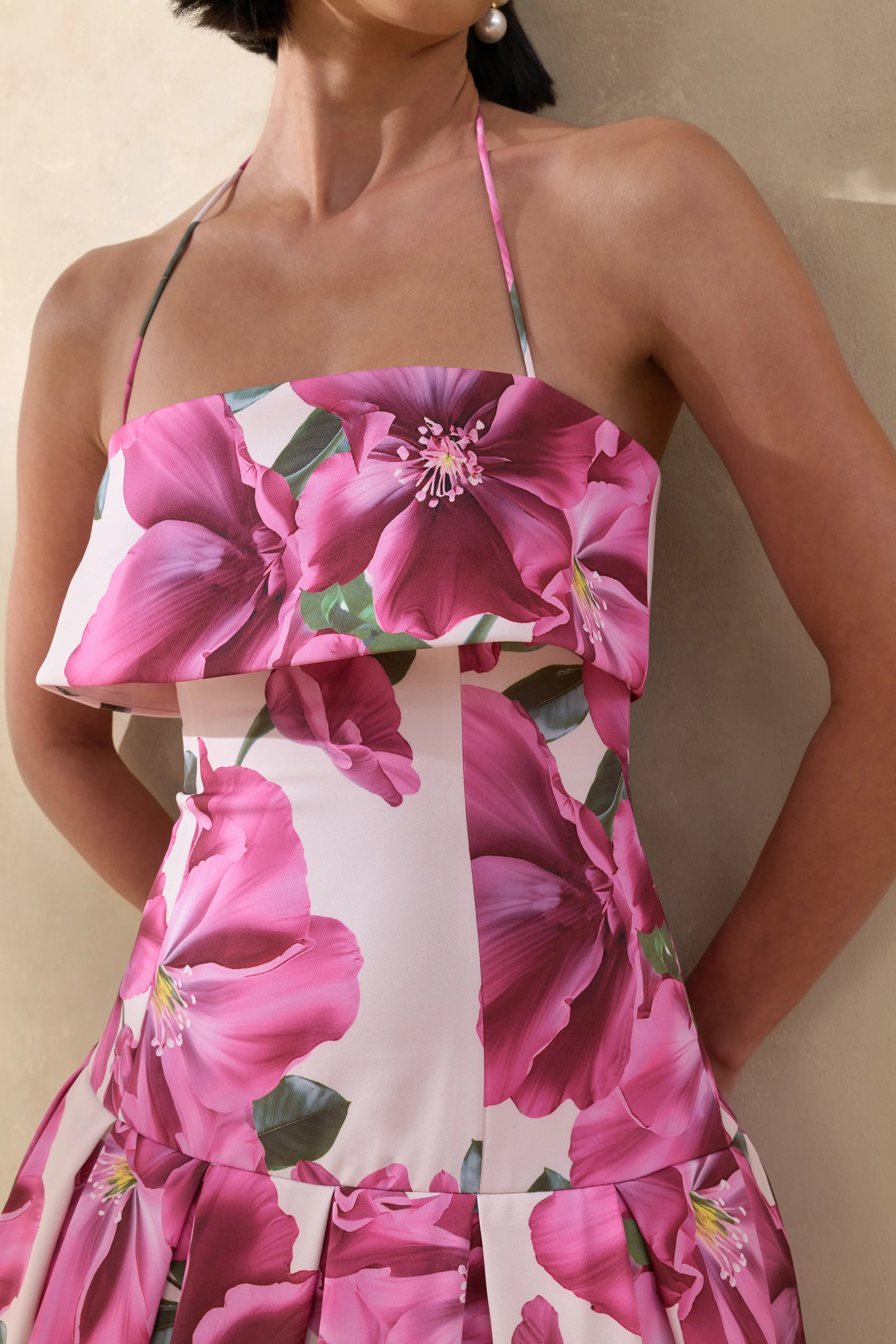 Sylina | Robe mi-longue rose hibiscus à fleurs avec encolure carrée et taille basse - Image 3