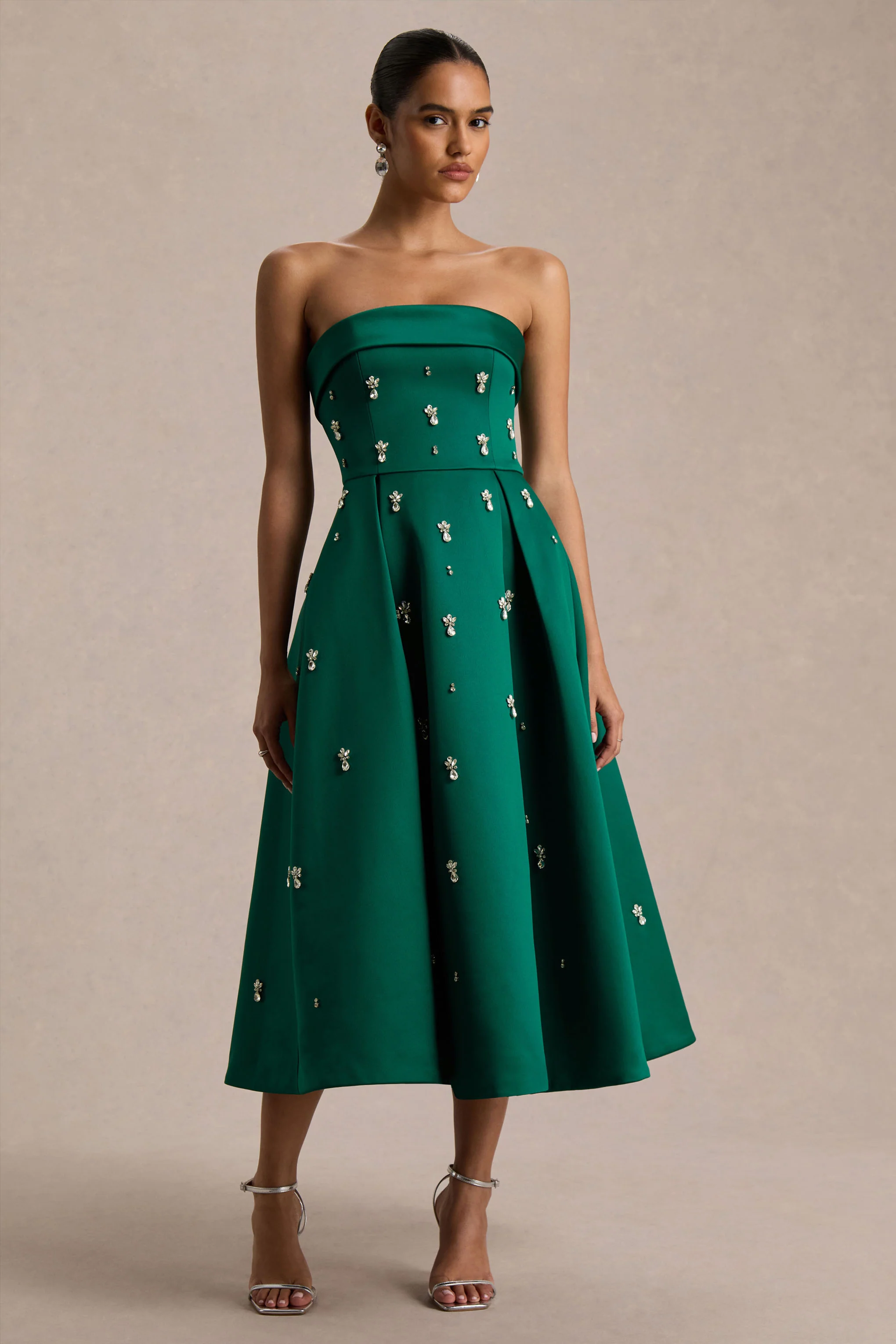 Sylvette | Robe mi-longue patineuse en satin vert foncé à encolure bandeau
