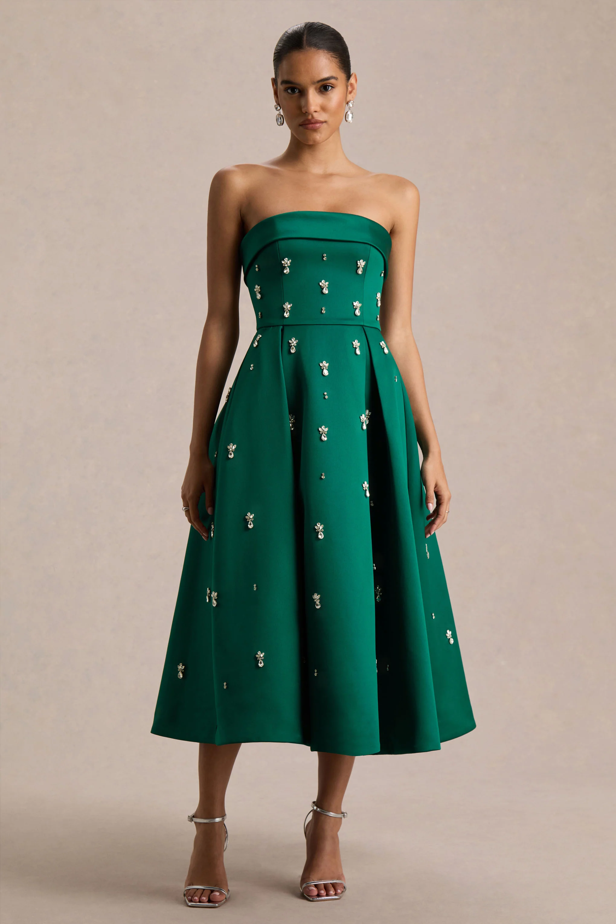 Sylvette | Robe mi-longue patineuse en satin vert foncé à encolure bandeau - Image 4