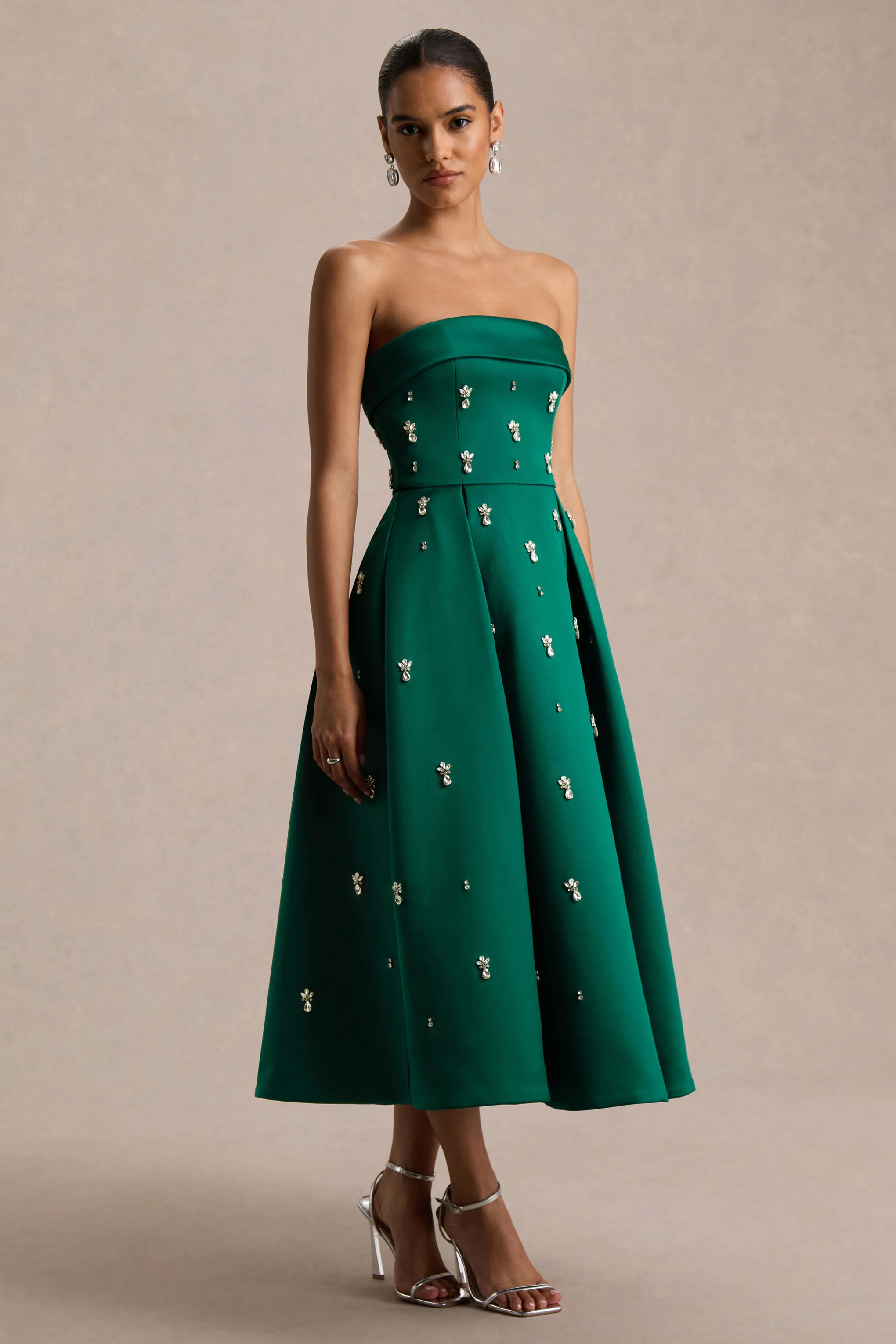 Sylvette | Robe mi-longue patineuse en satin vert foncé à encolure bandeau - Image 5