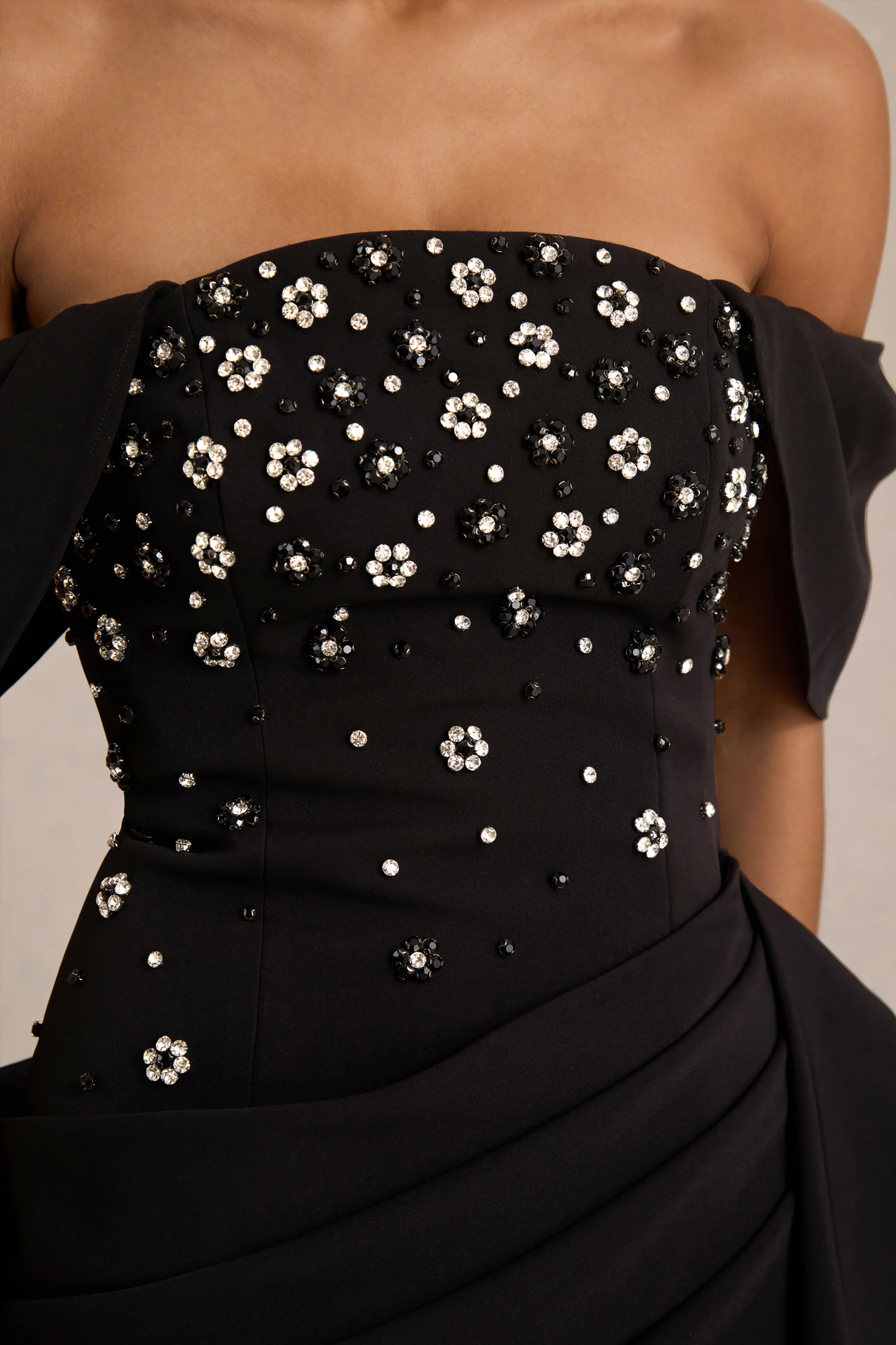 Sylvia | Robe mi-longue noire à encolure bardot ornée à la main avec jupe portefeuille drapée en satin - Image 5