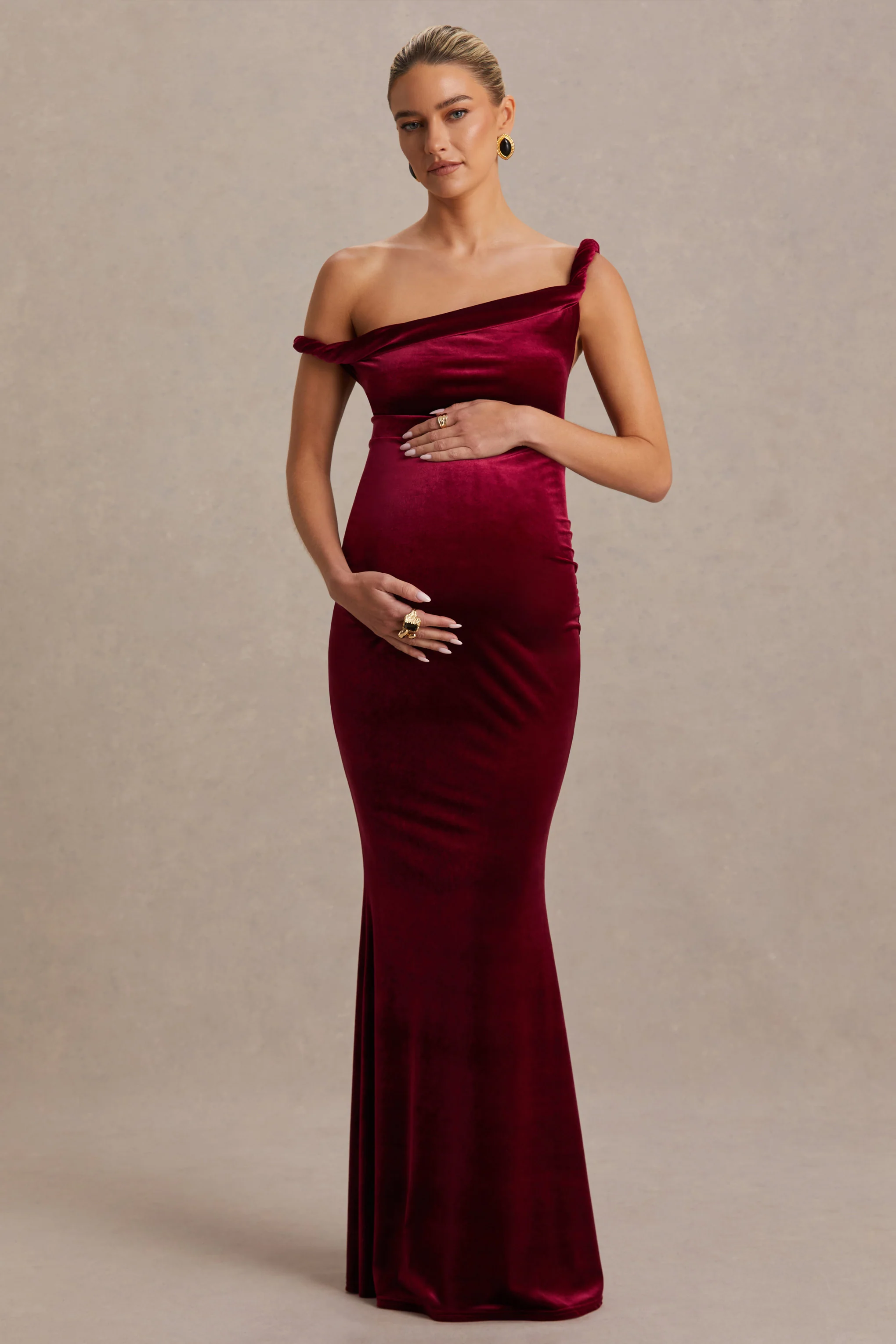 Tallulah | Robe de maternité longue bordeaux en velours à encolure asymétrique et manche torsadée