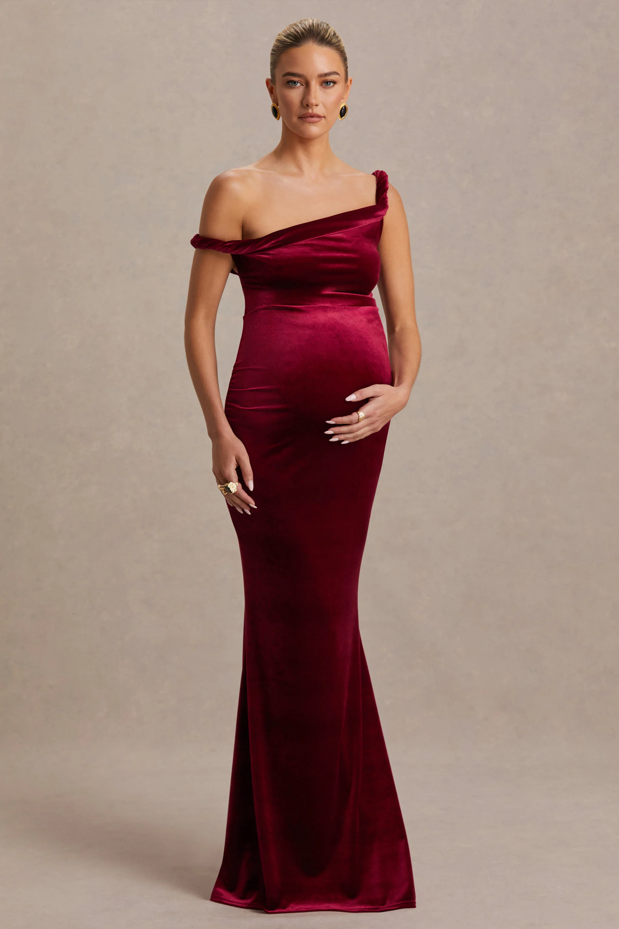 Tallulah | Robe de maternité longue bordeaux en velours à encolure asymétrique et manche torsadée - Image 4