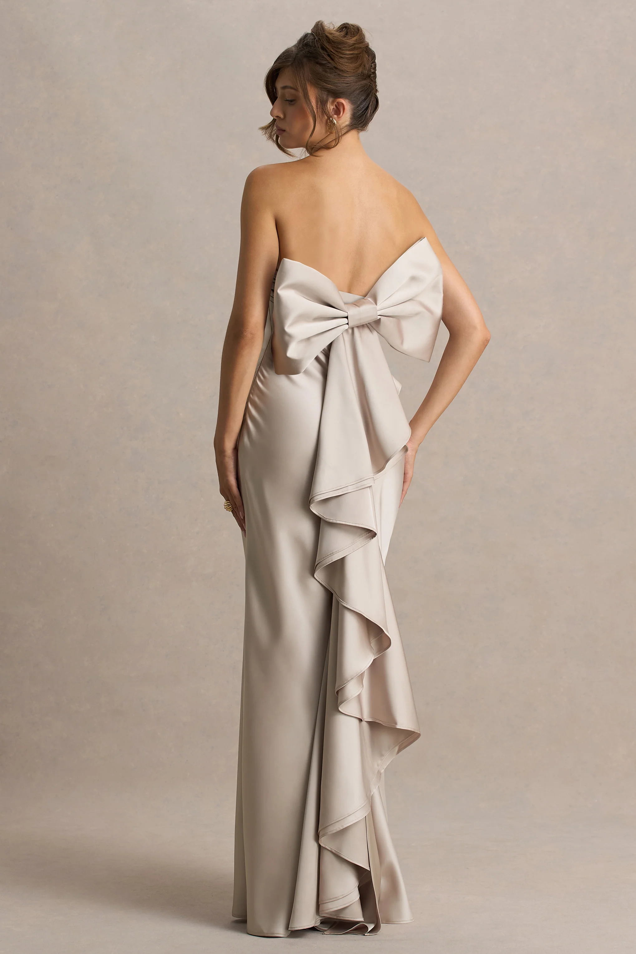 Talulla | Robe longue en satin champagne à décolleté bandeau et détails volantés - Image 3