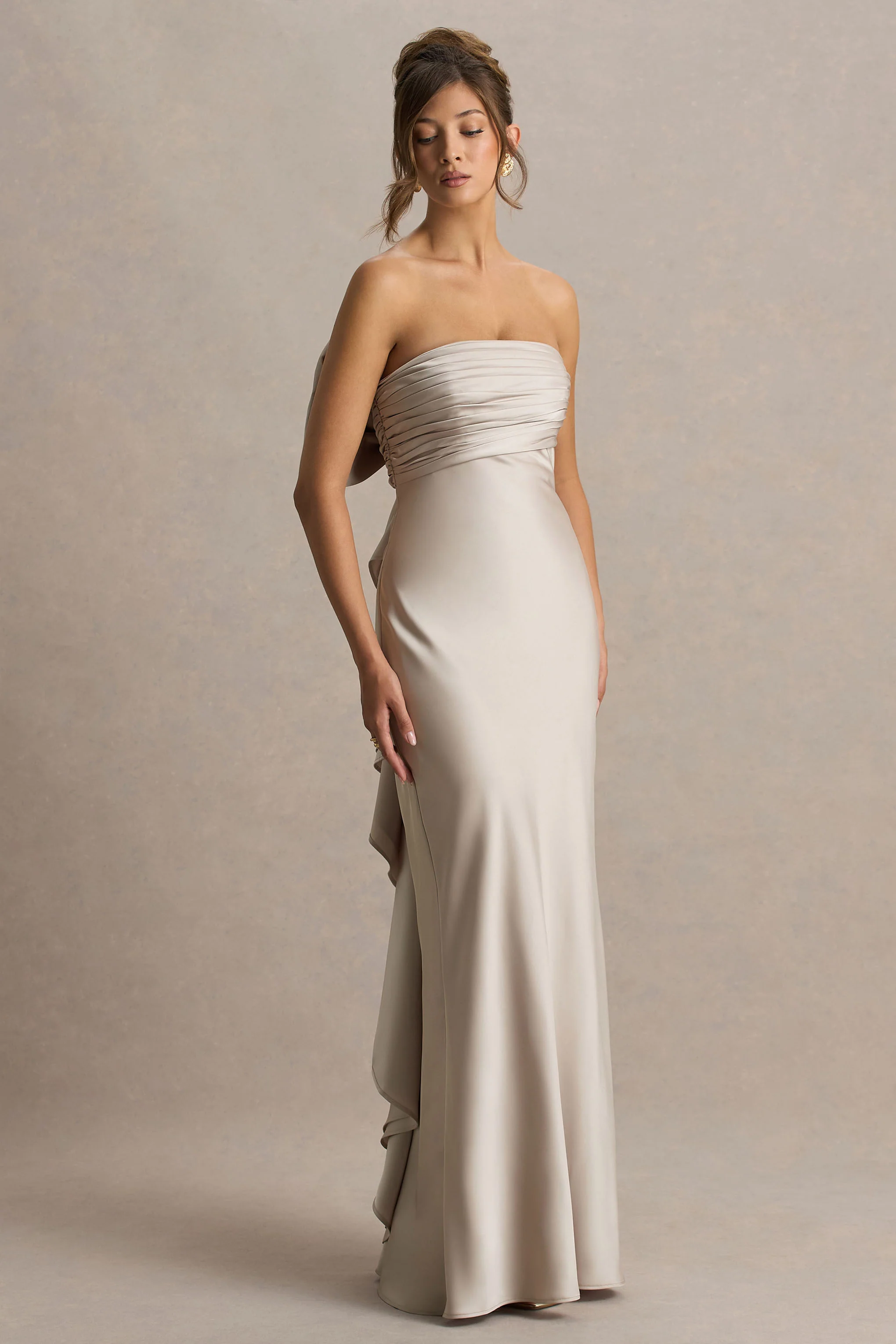 Talulla | Robe longue en satin champagne à décolleté bandeau et détails volantés - Image 4