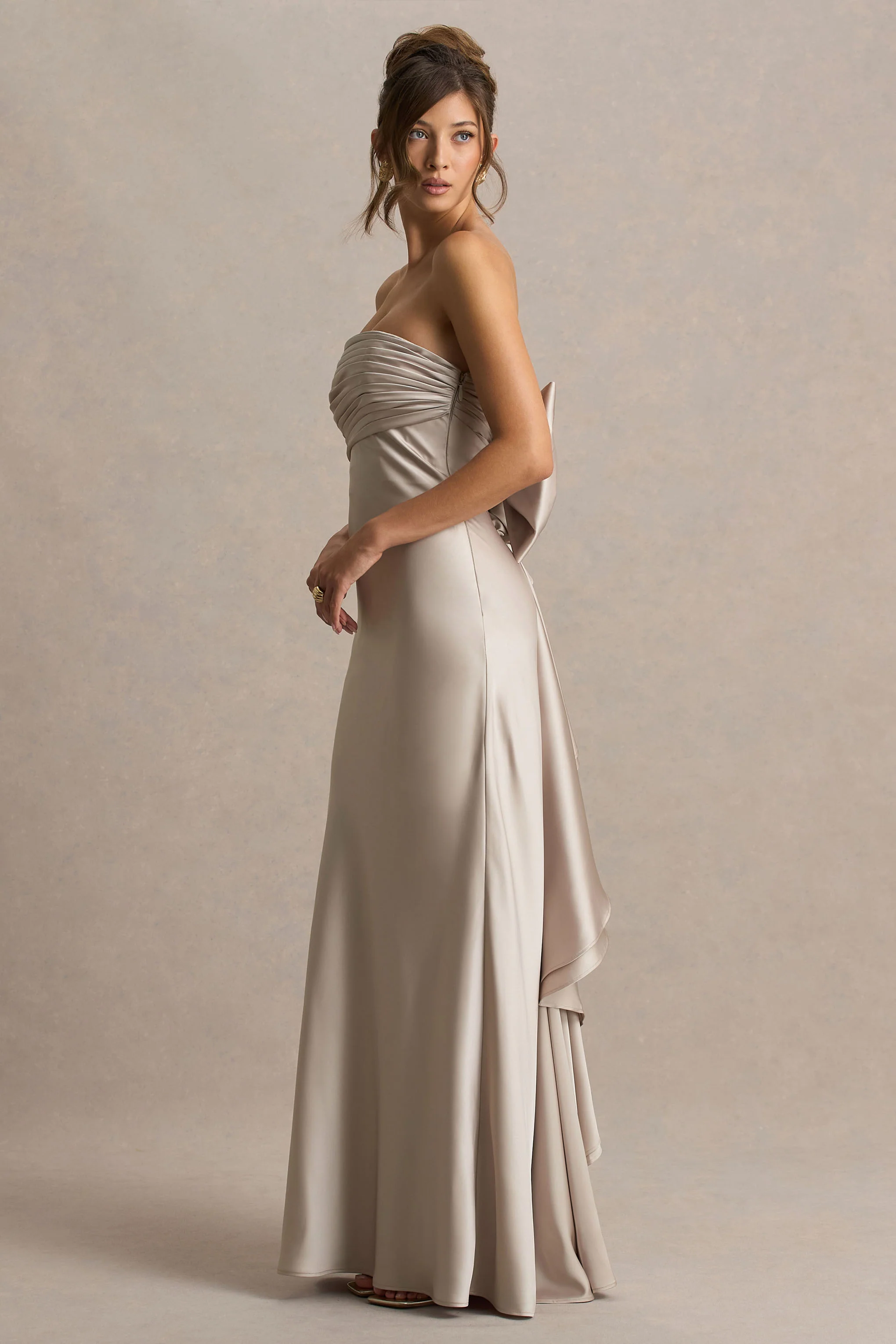 Talulla | Robe longue en satin champagne à décolleté bandeau et détails volantés - Image 7