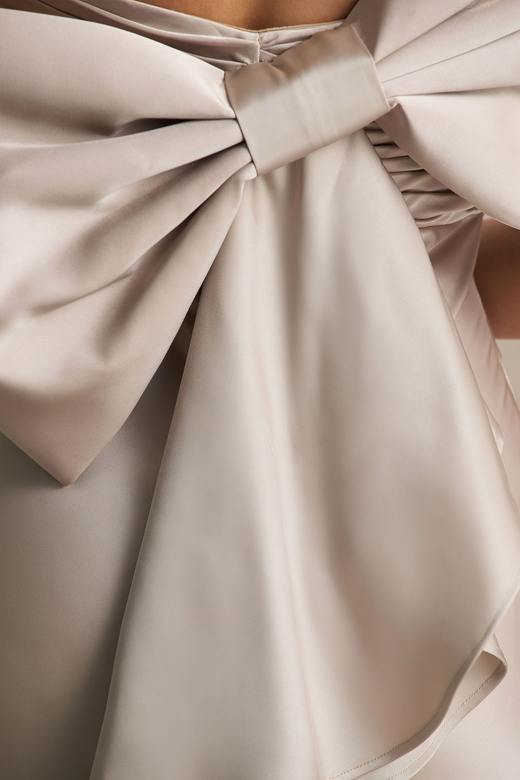 Talulla | Robe longue en satin champagne à décolleté bandeau et détails volantés - Image 8