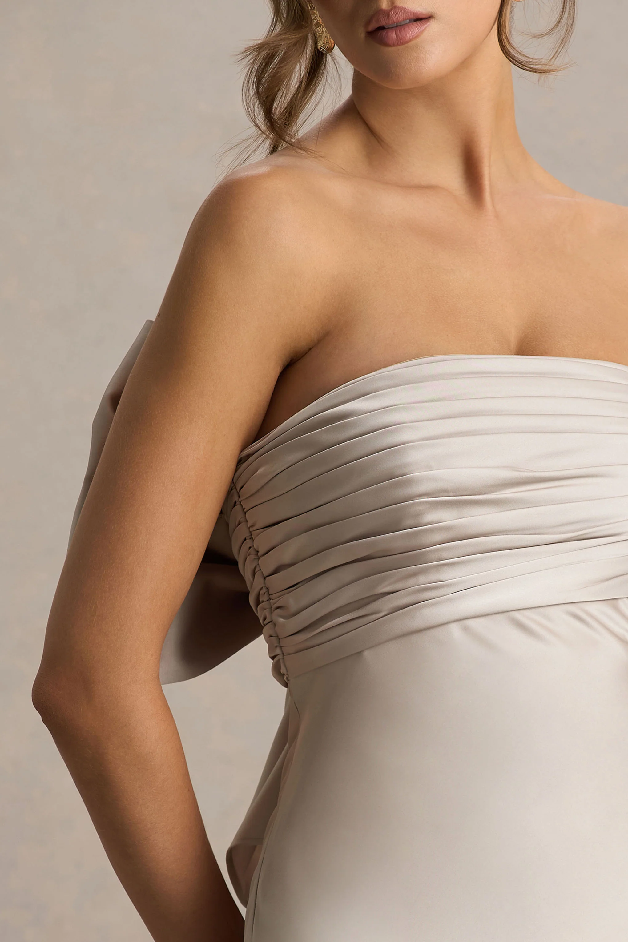 Talulla | Robe longue en satin champagne à décolleté bandeau et détails volantés - Image 9