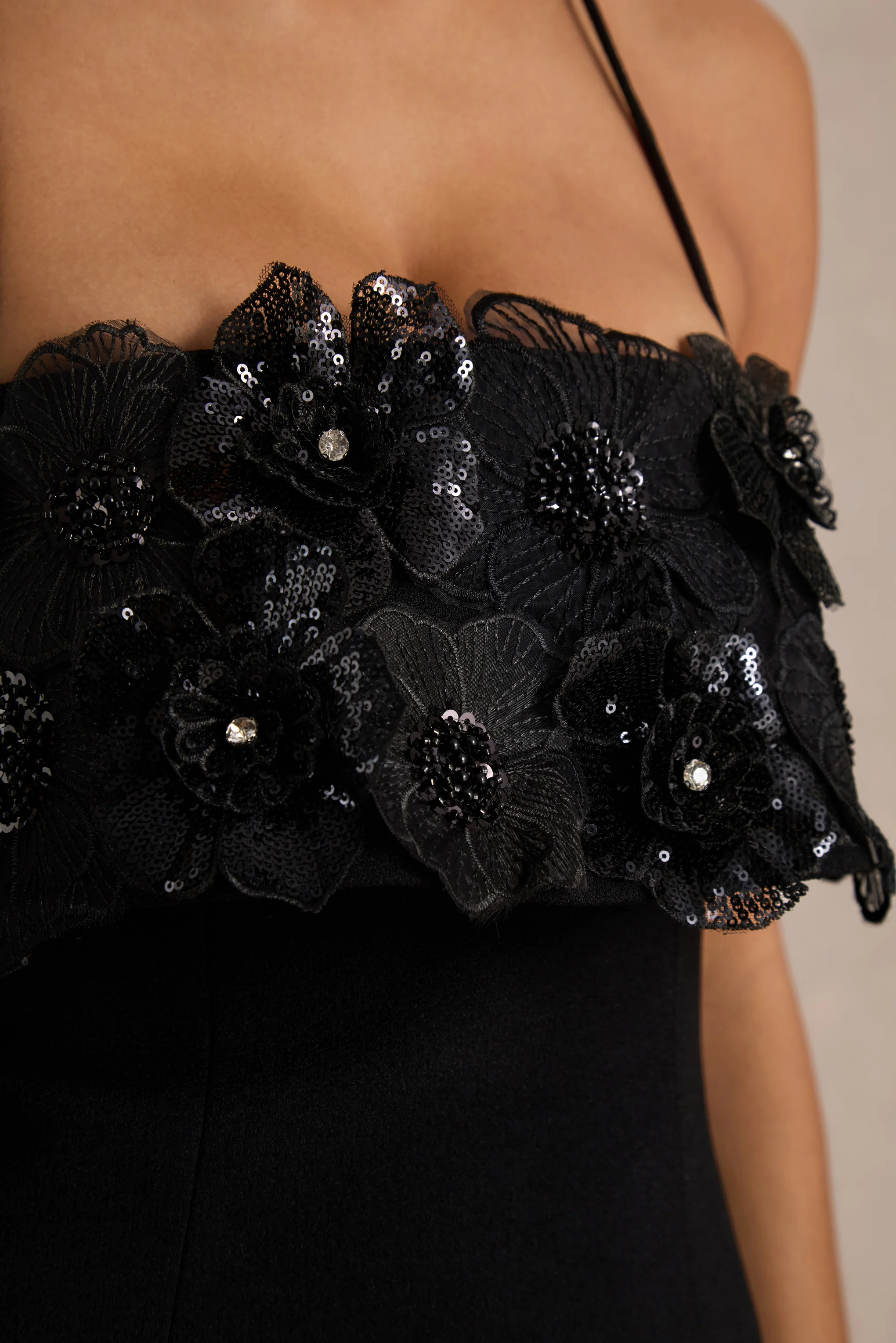 Tempest | Mini-robe noire à encolure américaine avec panneau orné - Image 6