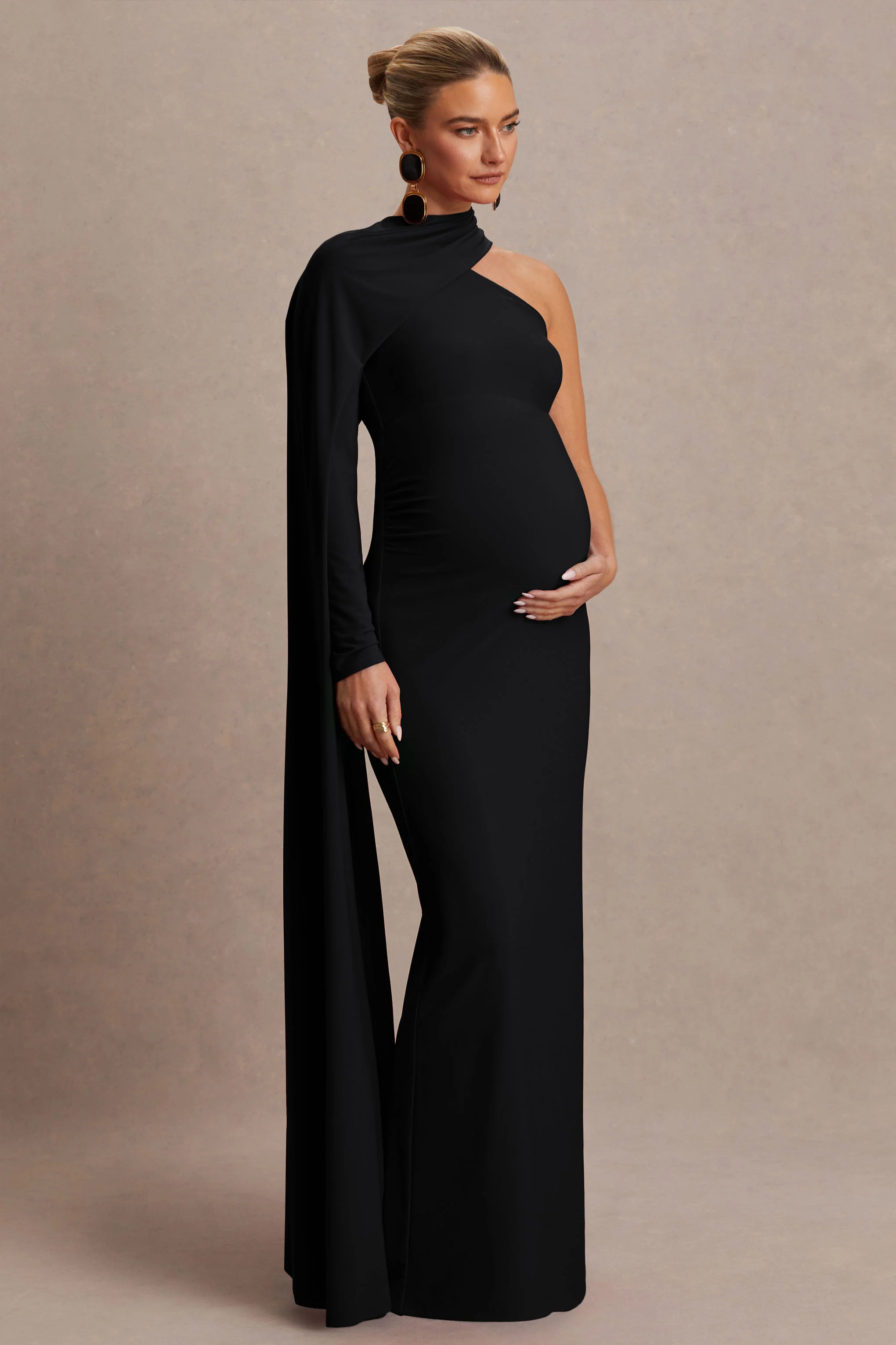 Tessy | Robe de maternité longue noire à encolure asymétrique et manche cape