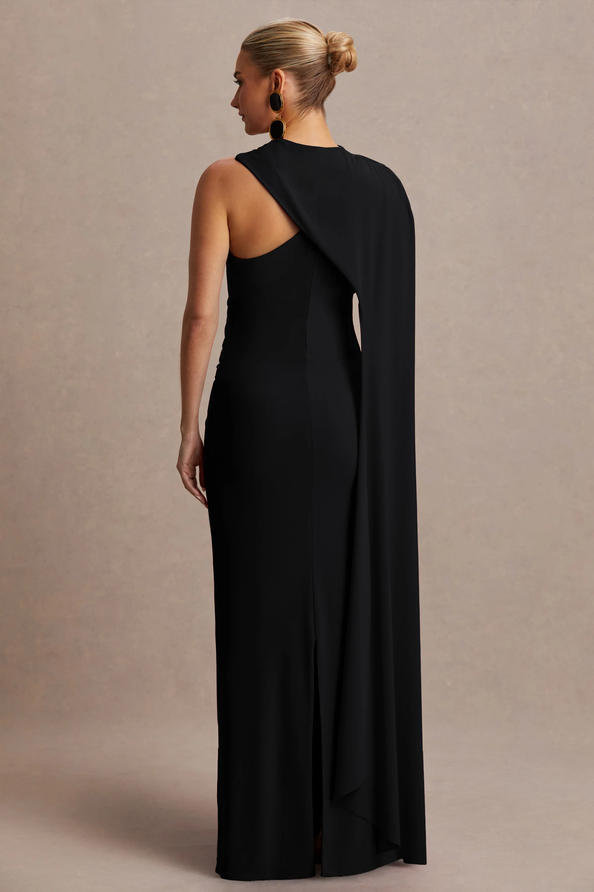 Tessy | Robe de maternité longue noire à encolure asymétrique et manche cape - Image 2