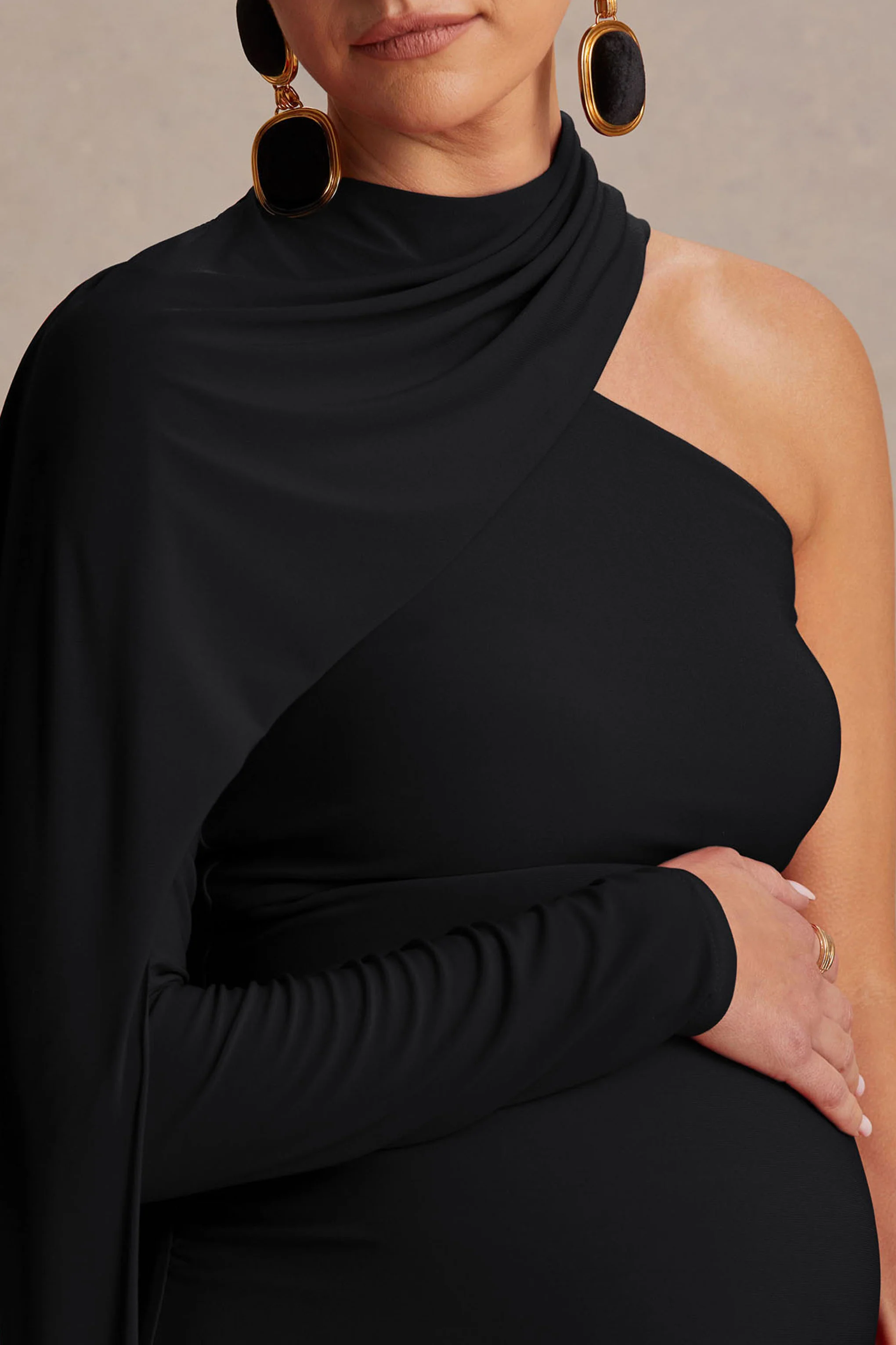 Tessy | Robe de maternité longue noire à encolure asymétrique et manche cape - Image 3