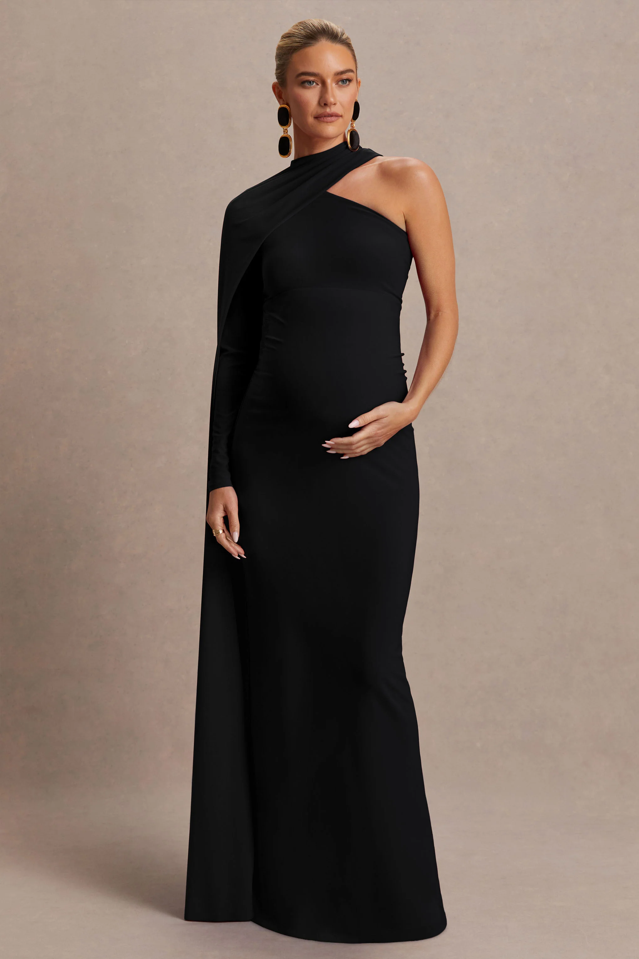 Tessy | Robe de maternité longue noire à encolure asymétrique et manche cape - Image 4