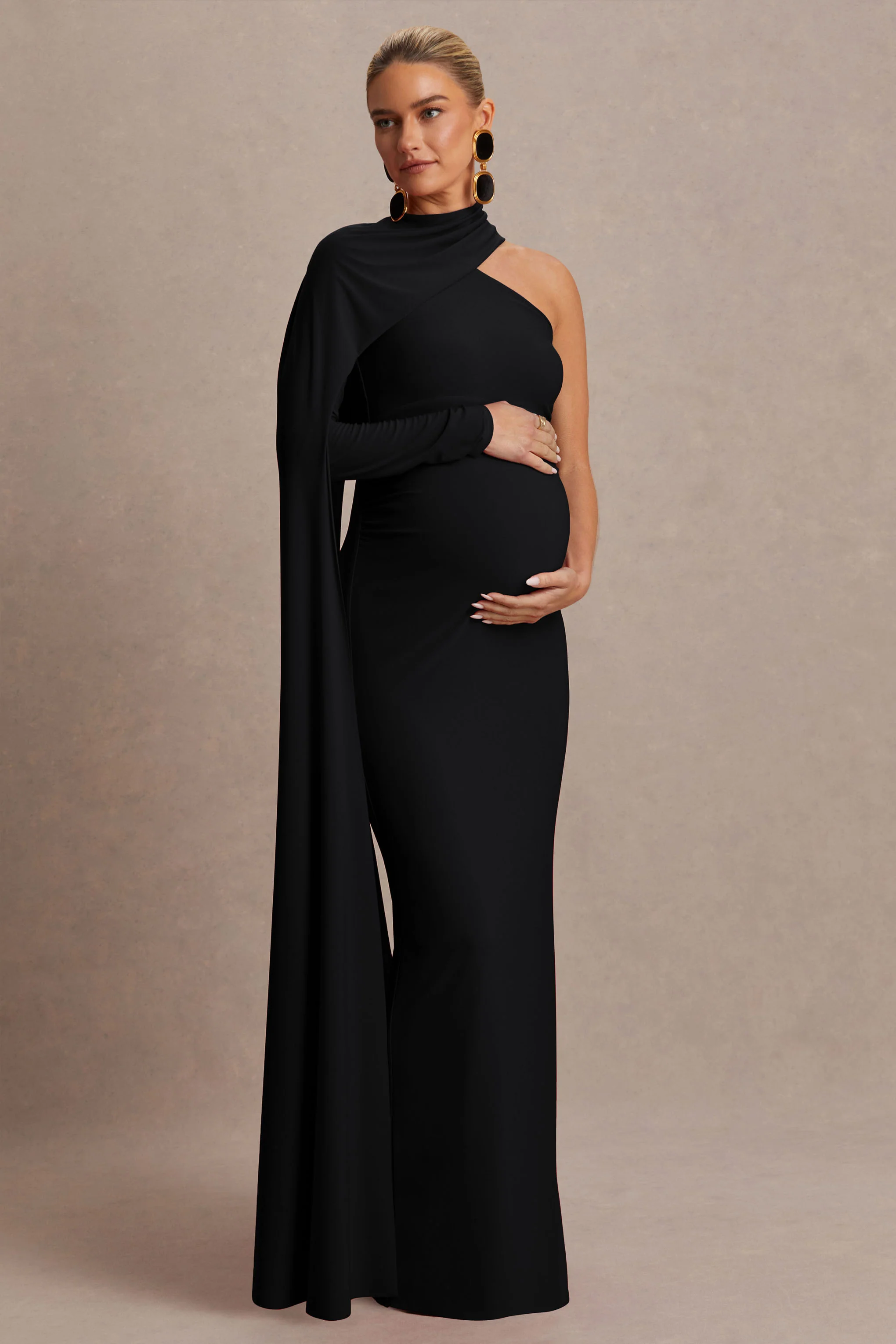 Tessy | Robe de maternité longue noire à encolure asymétrique et manche cape - Image 5
