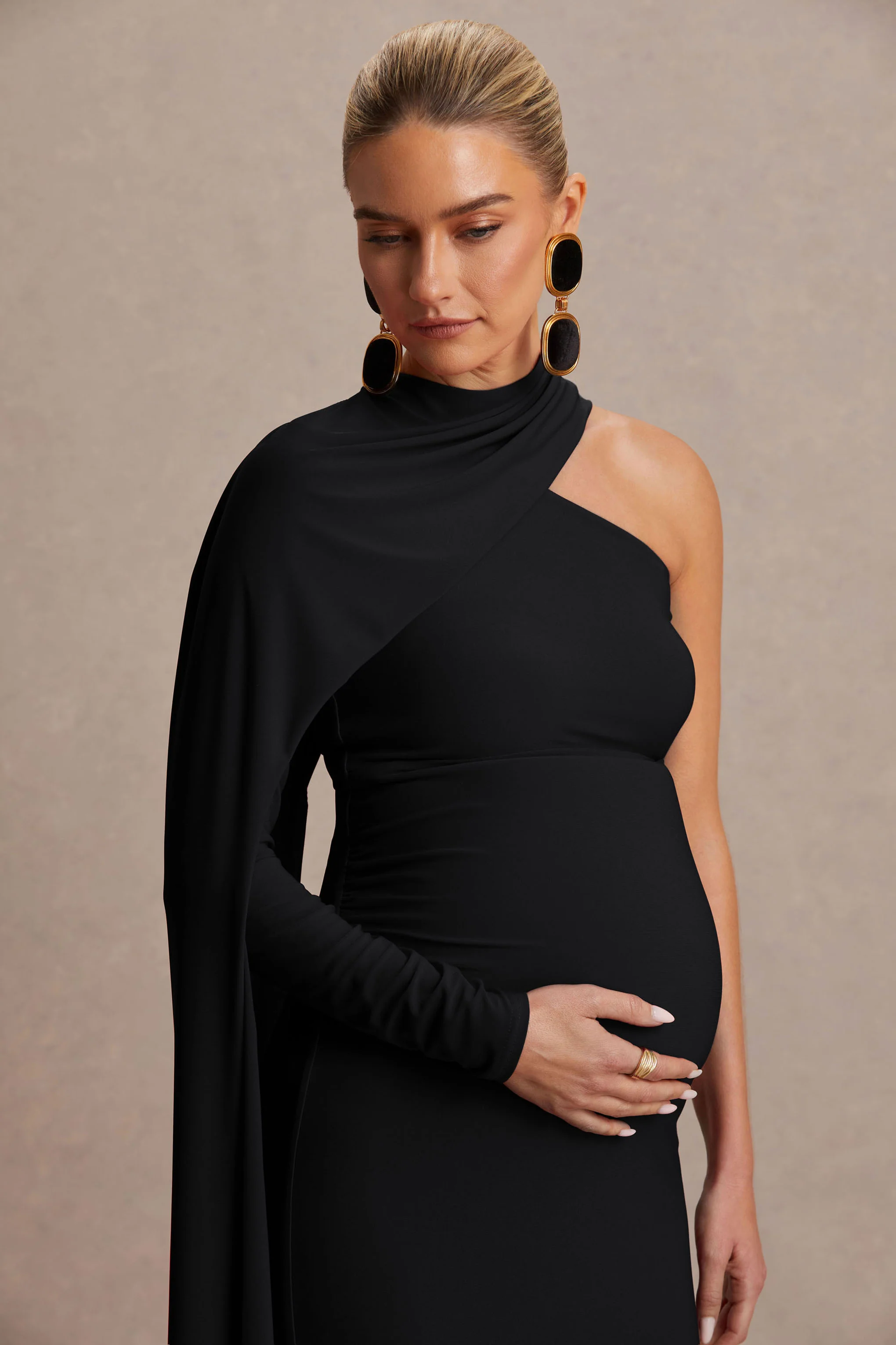 Tessy | Robe de maternité longue noire à encolure asymétrique et manche cape - Image 6