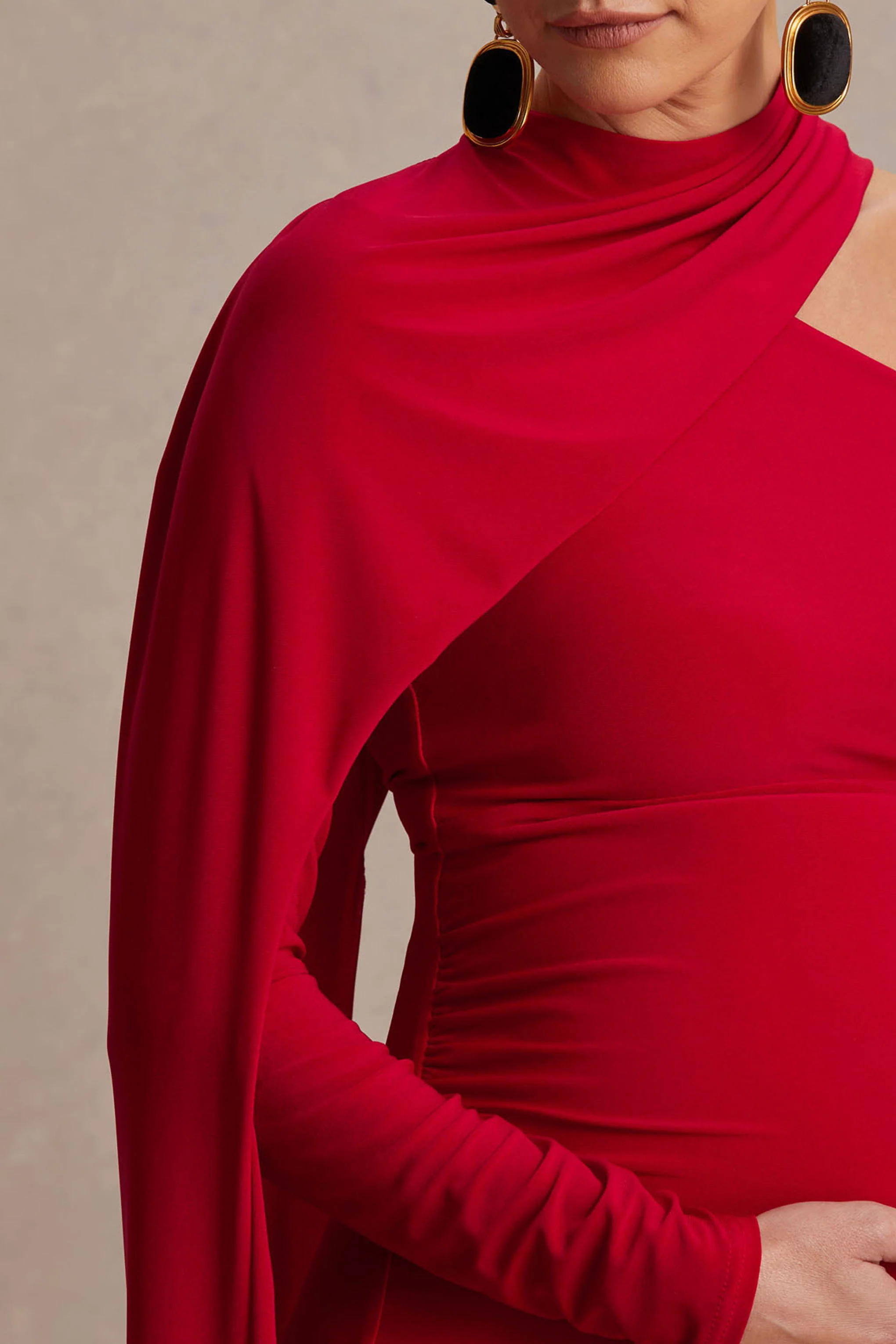 Tessy | Robe longue de maternité rouge à encolure asymétrique et manche cape - Image 3
