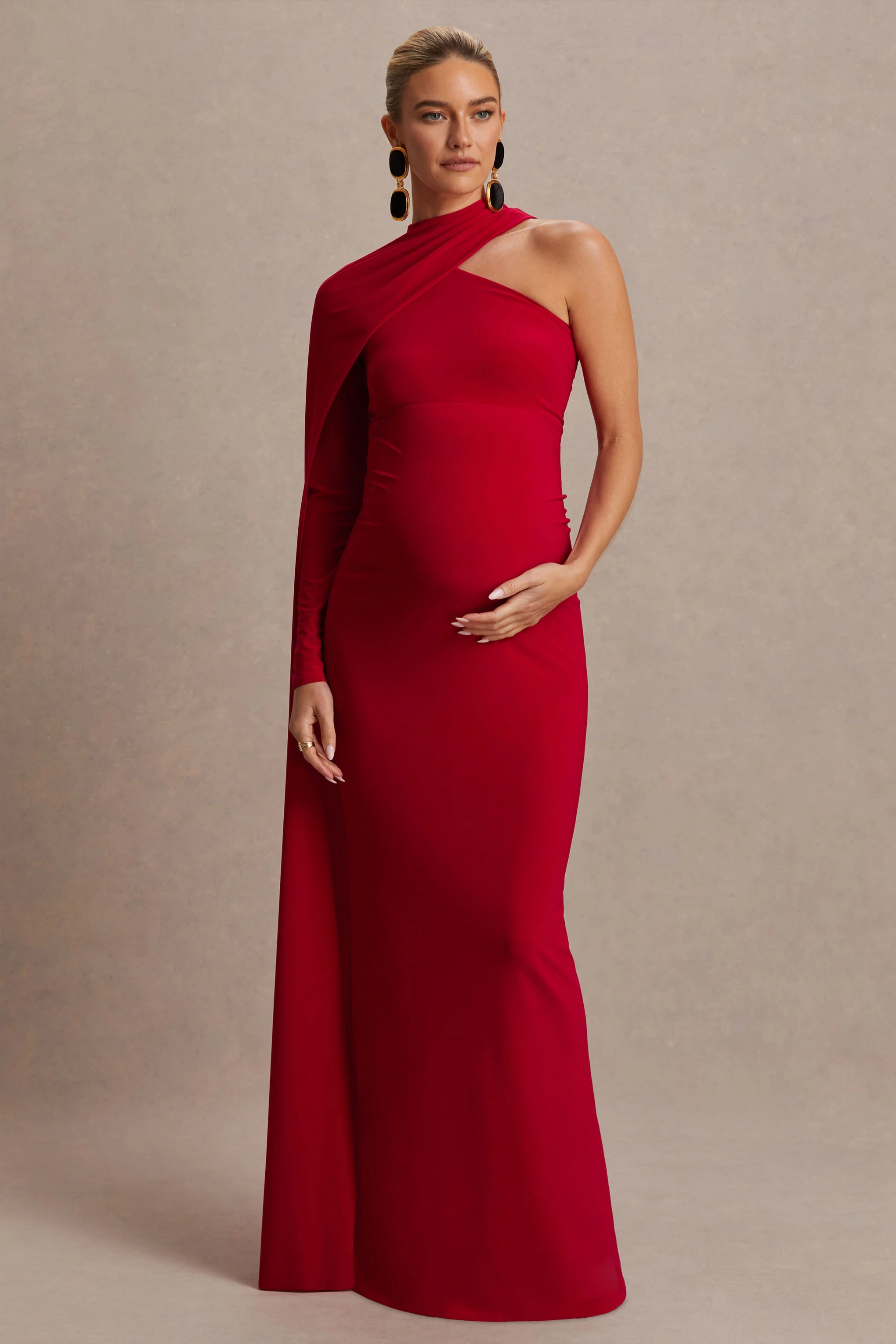 Tessy | Robe longue de maternité rouge à encolure asymétrique et manche cape - Image 4