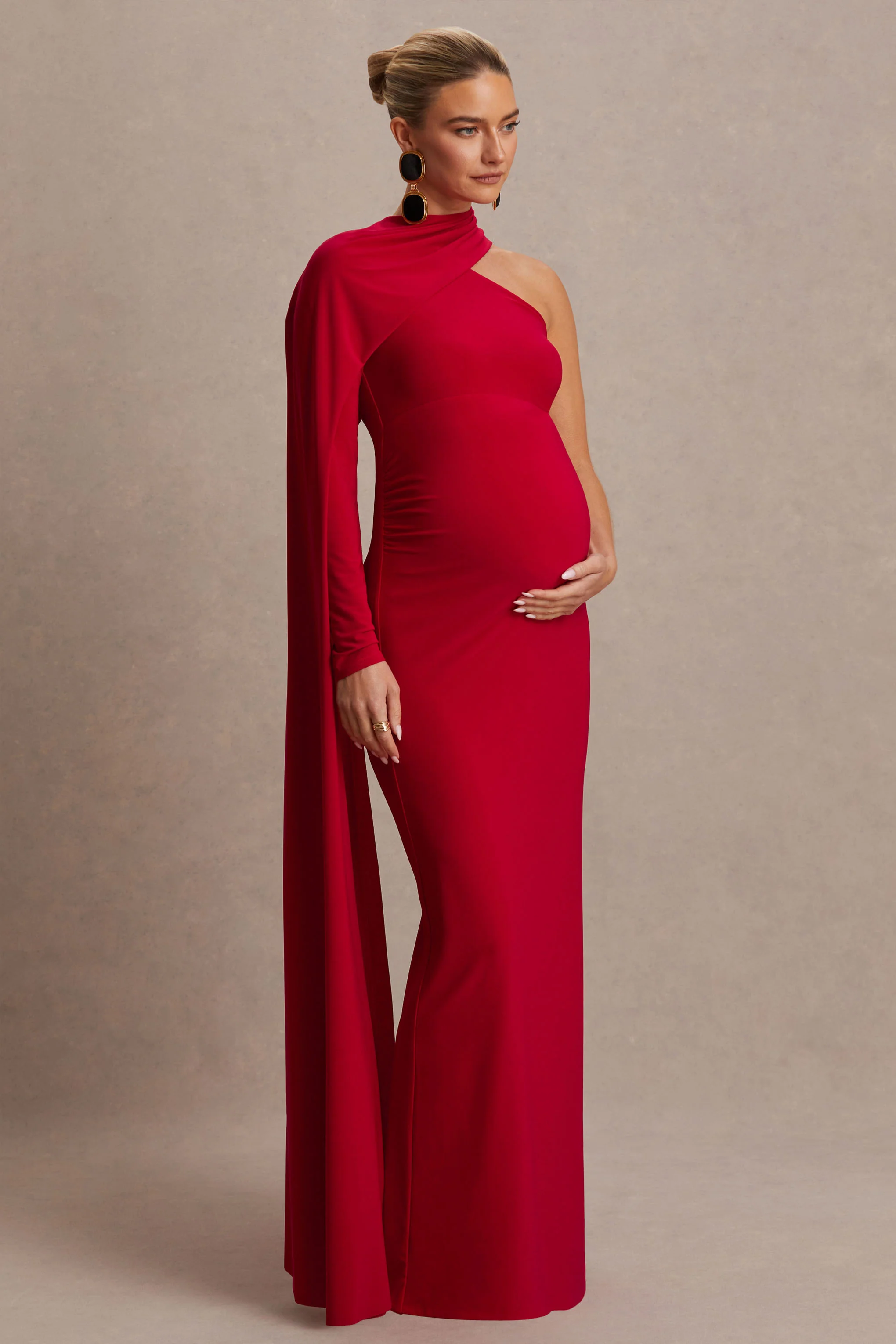 Tessy | Robe longue de maternité rouge à encolure asymétrique et manche cape - Image 5