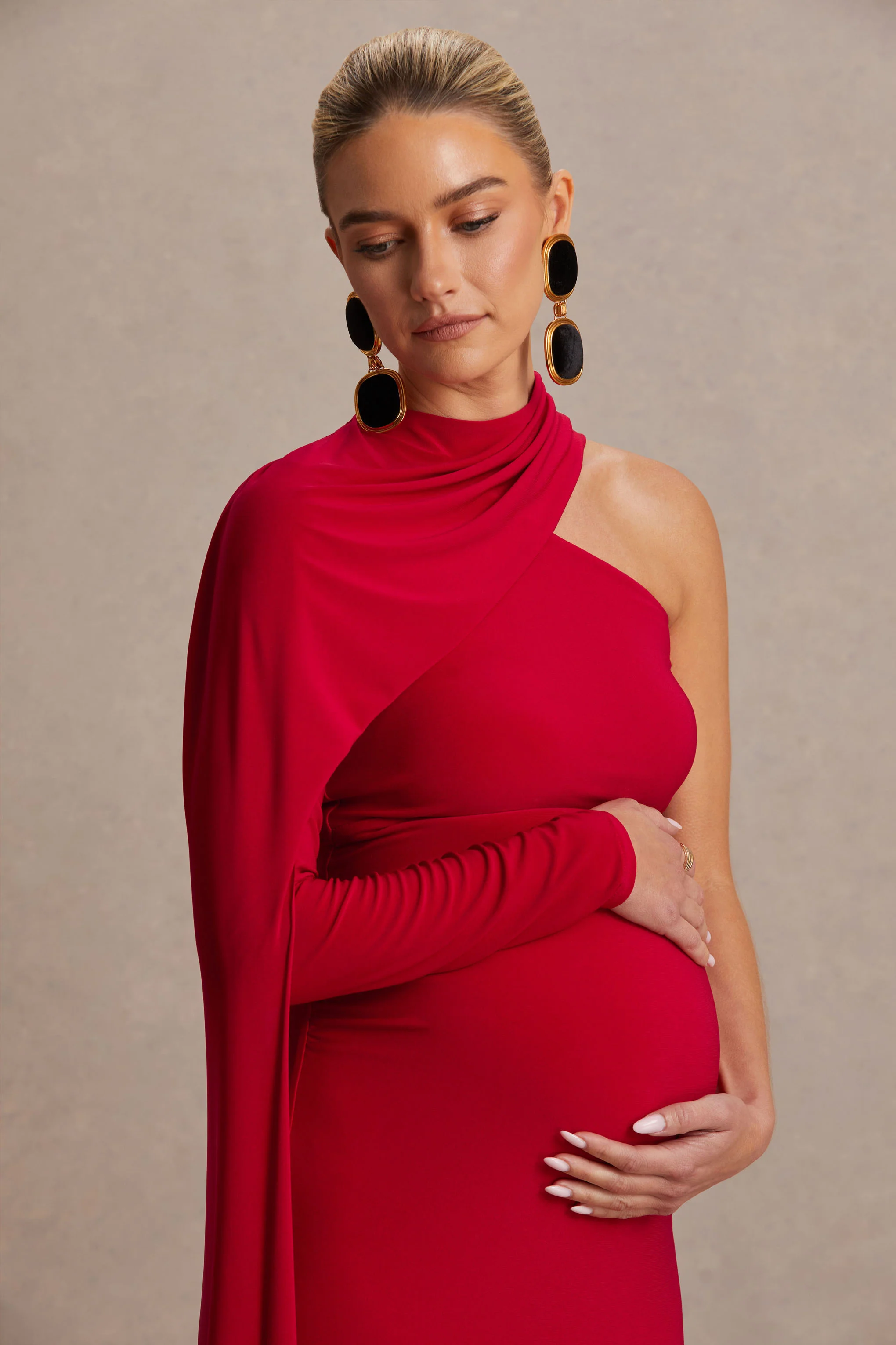 Tessy | Robe longue de maternité rouge à encolure asymétrique et manche cape - Image 6