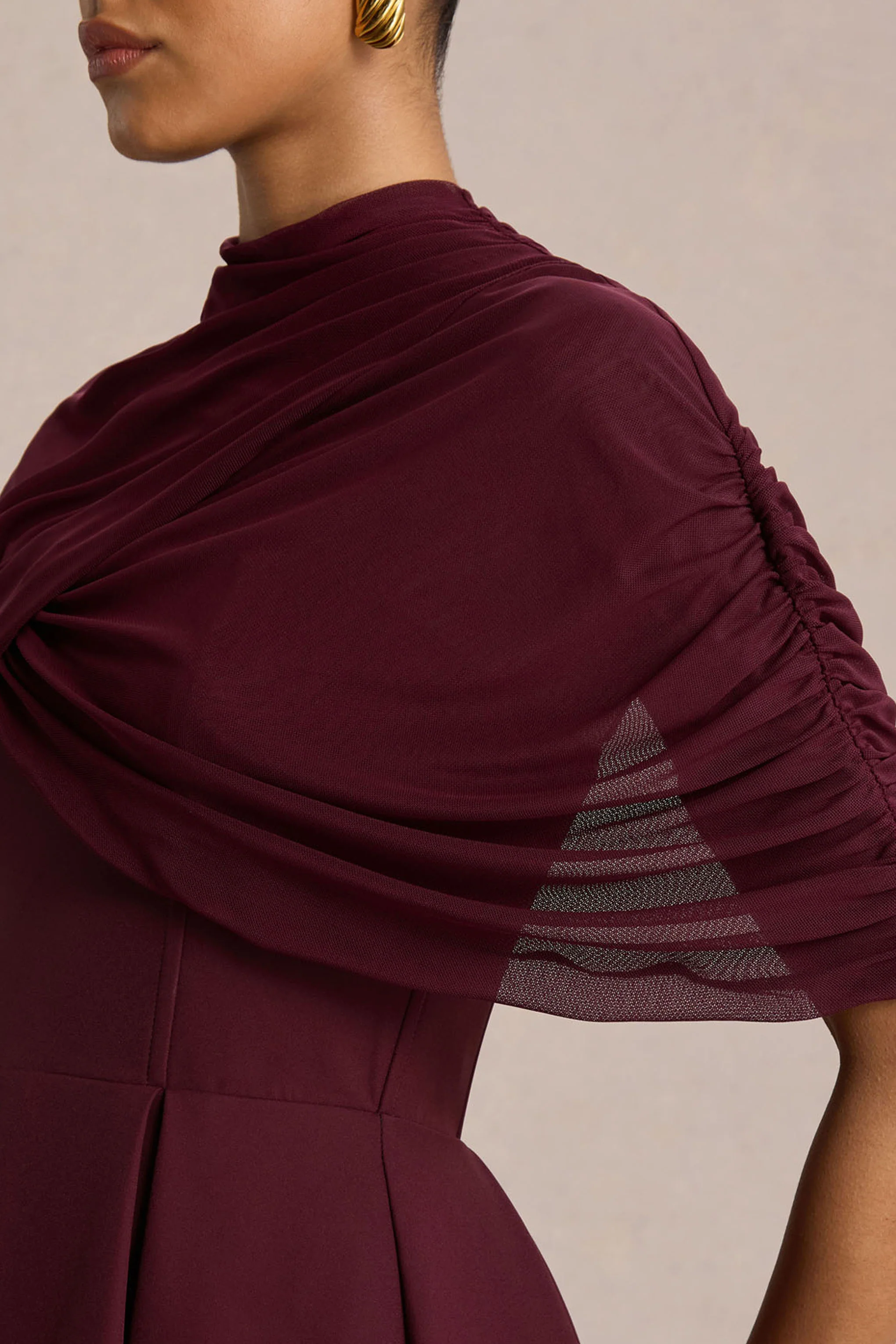 Thalia | Robe mi-longue bordeaux à encolure haute avec cape en mesh transparent - Image 3