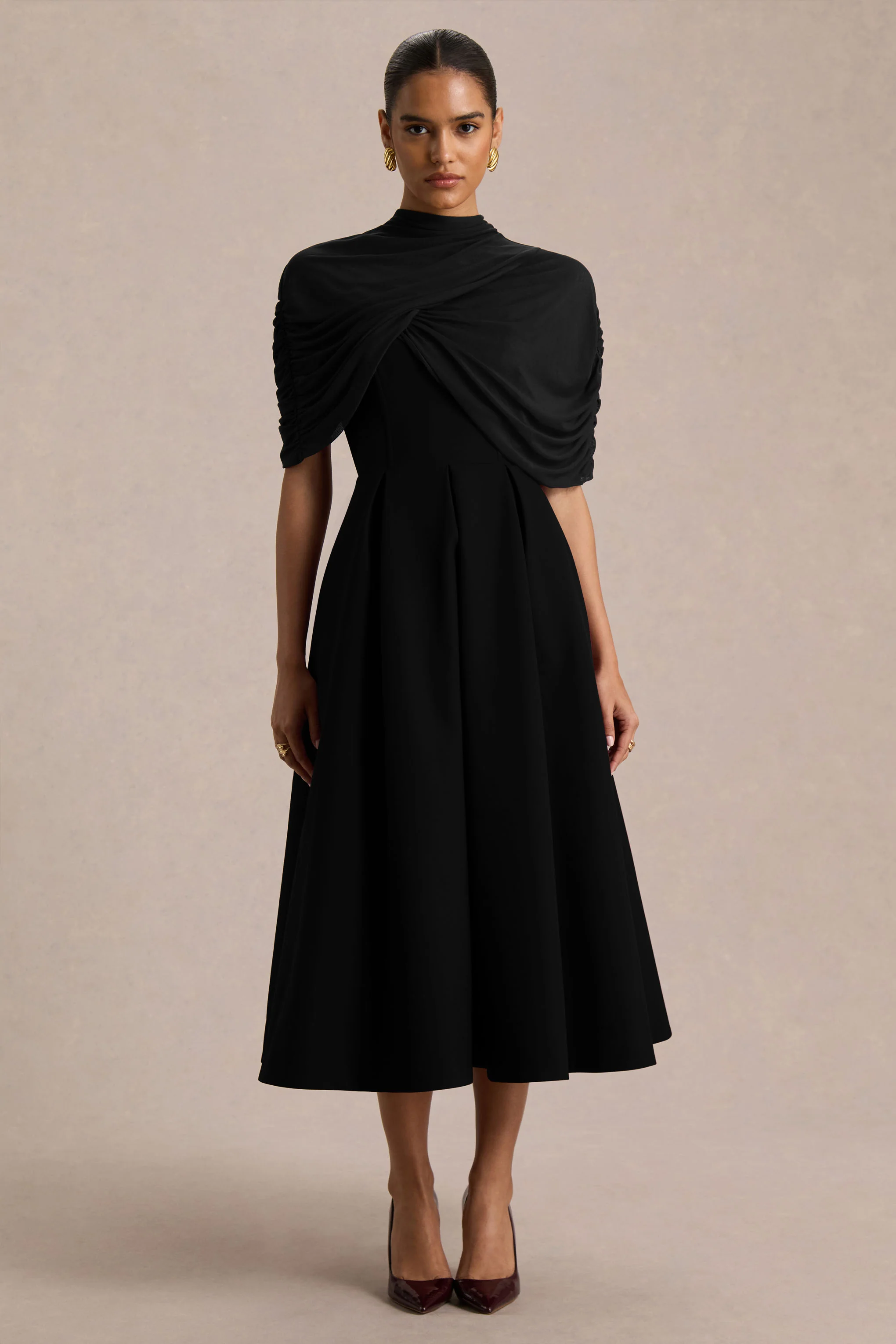 Thalia | Robe mi-longue noire à encolure haute avec cape en mesh transparent