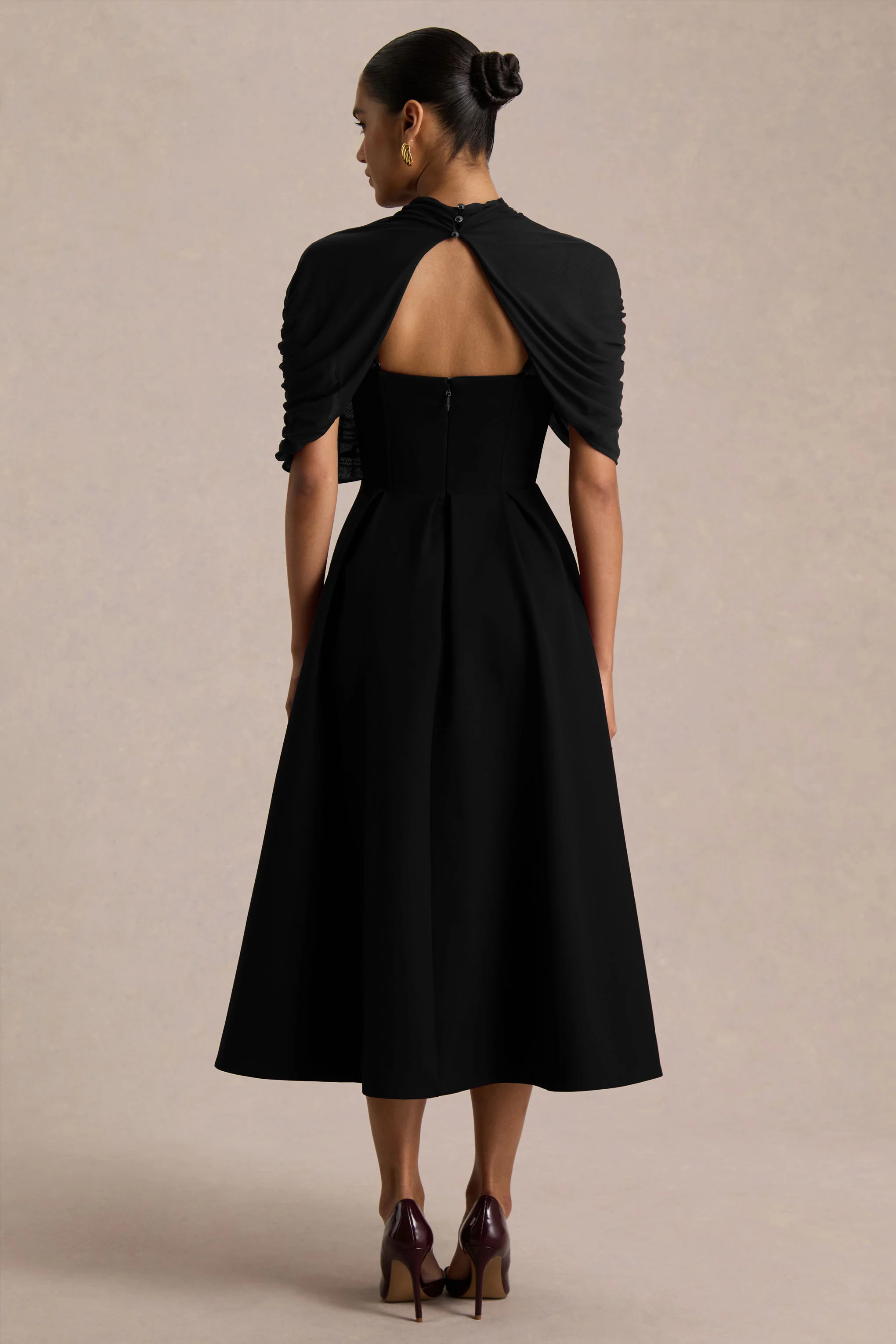 Thalia | Robe mi-longue noire à encolure haute avec cape en mesh transparent - Image 2