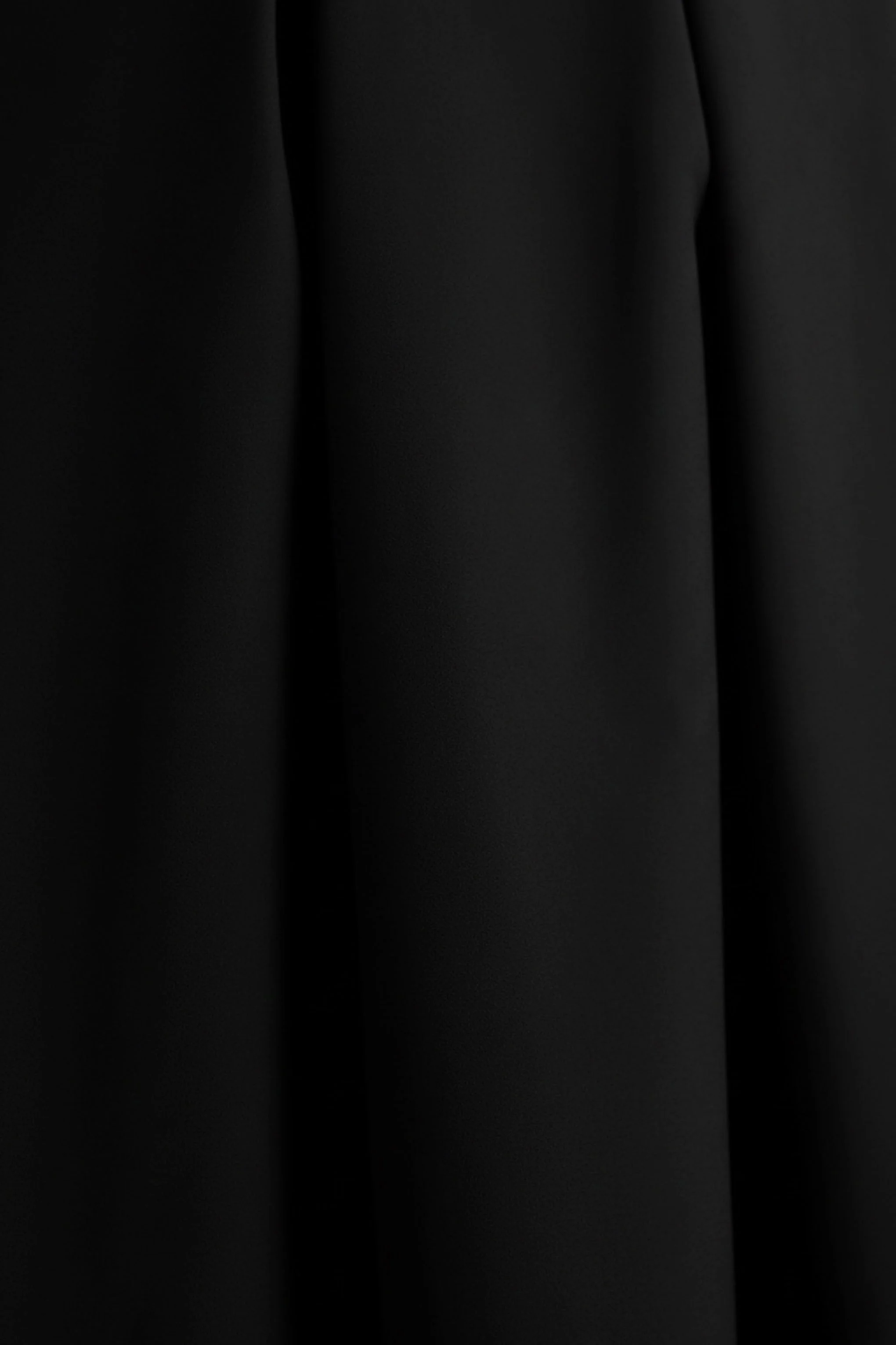 Thalia | Robe mi-longue noire à encolure haute avec cape en mesh transparent - Image 6