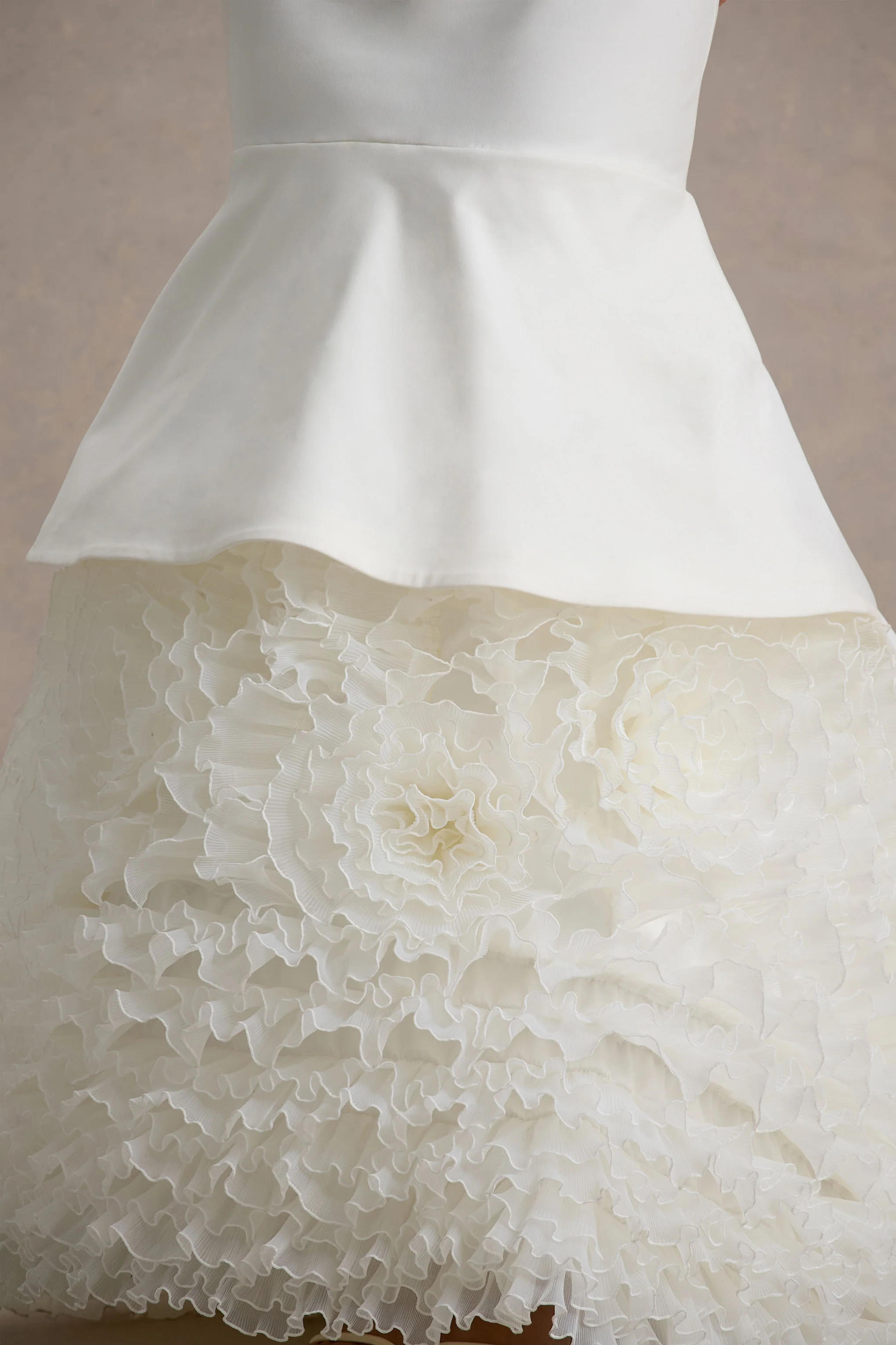 The Greatest | Robe longue Bardot Blanche et Crème avec Jupe en Tulle - Image 7