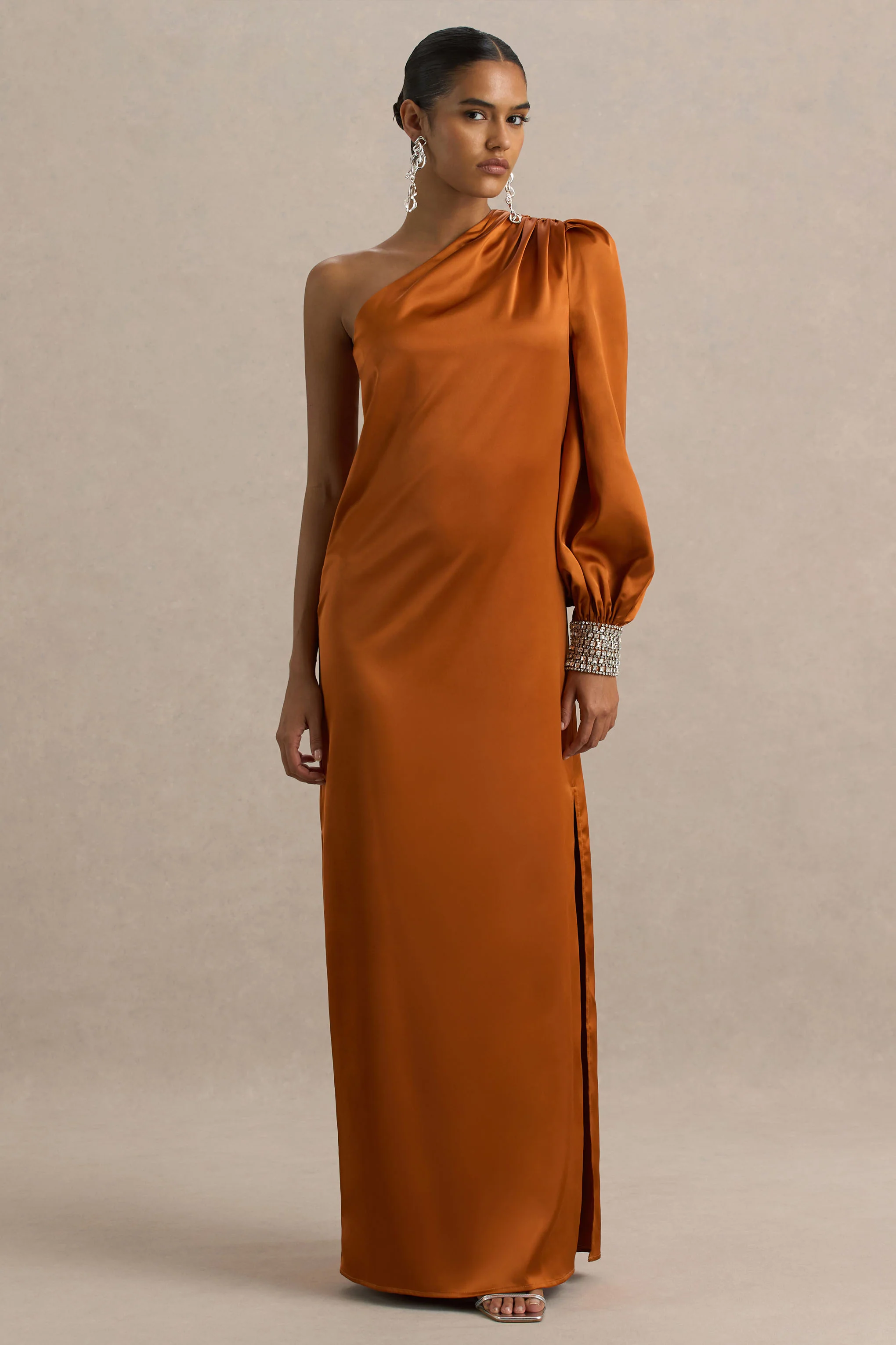 Thelma | Robe longue asymétrique en satin orange avec une manche - Image 3