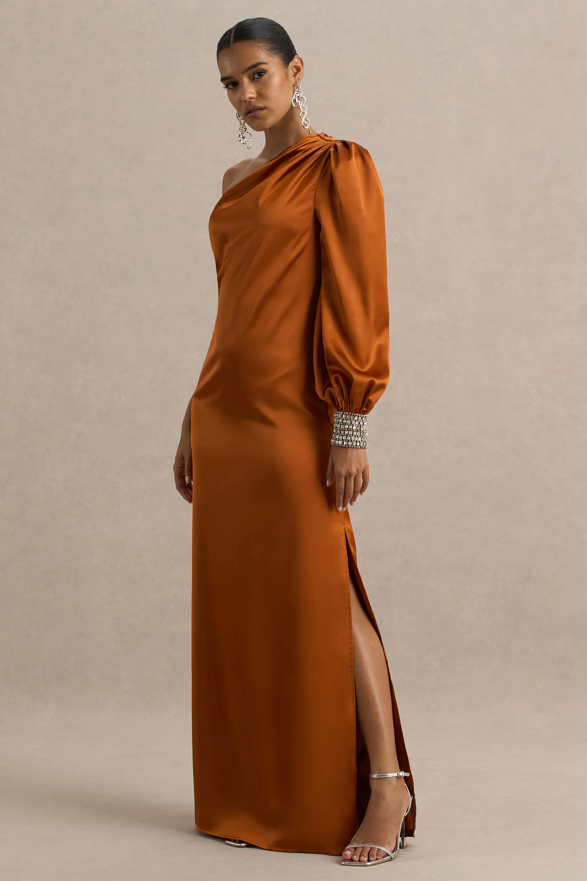 Thelma | Robe longue asymétrique en satin orange avec une manche - Image 4