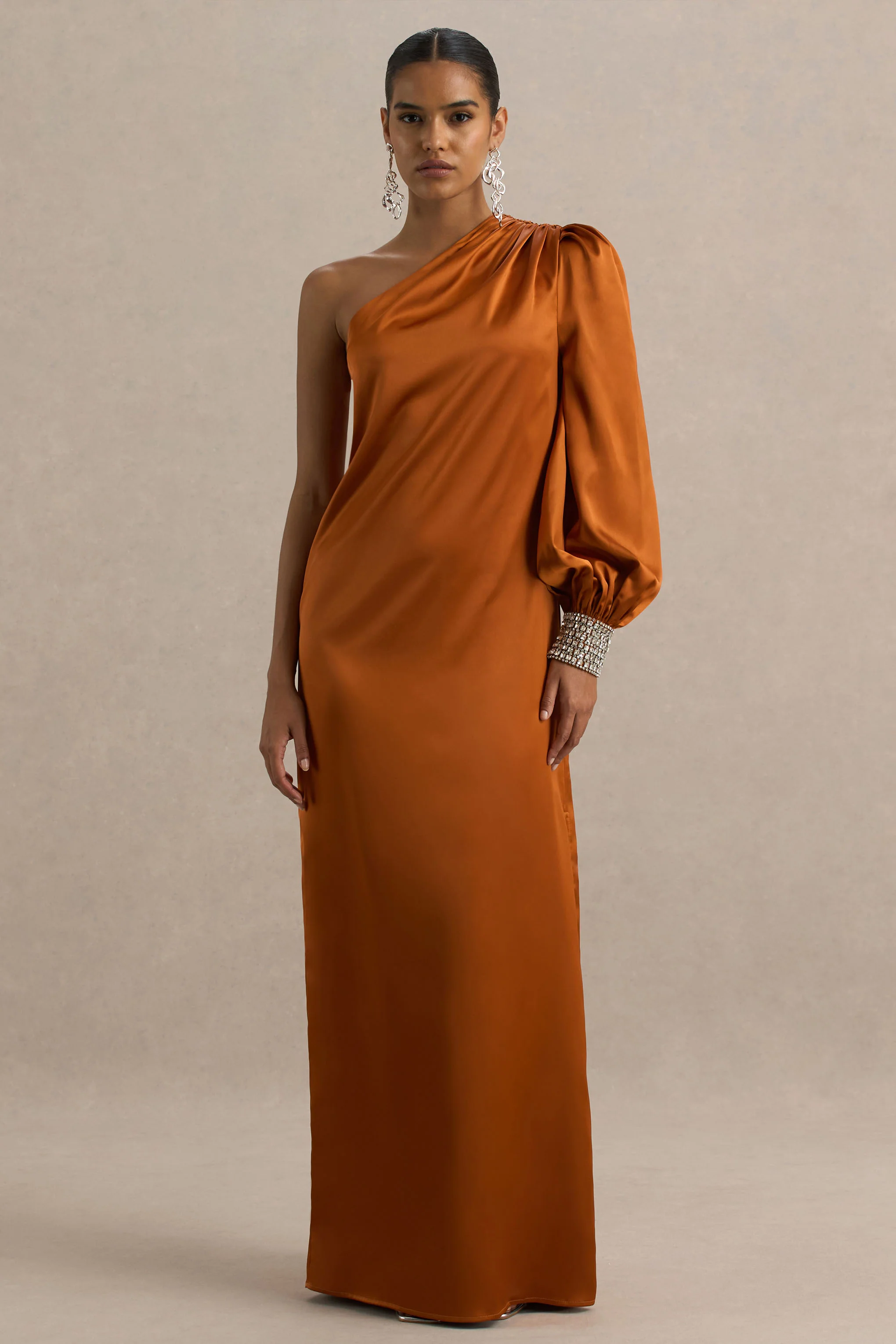 Thelma | Robe longue asymétrique en satin orange avec une manche - Image 5