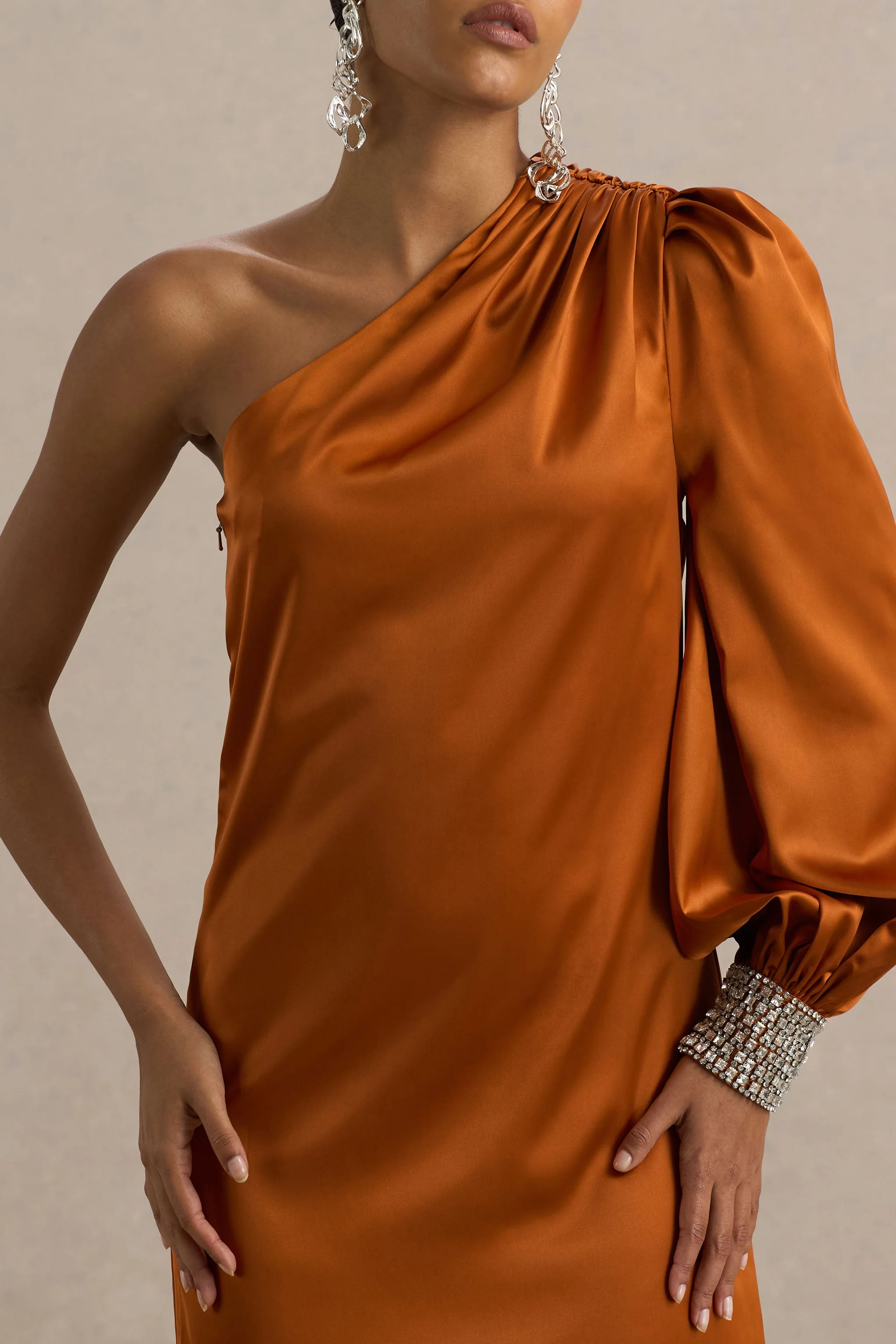 Thelma | Robe longue asymétrique en satin orange avec une manche - Image 6