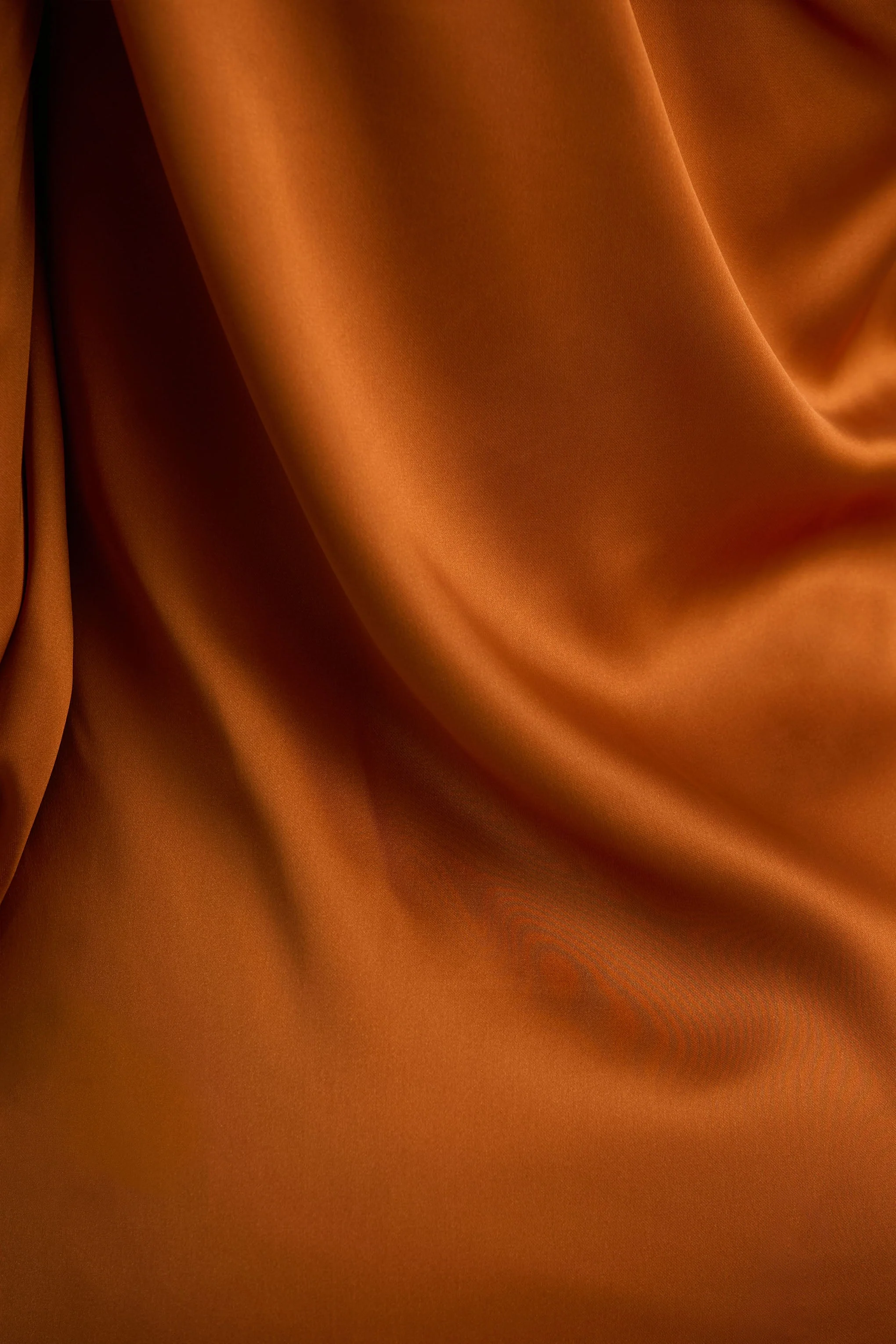 Thelma | Robe longue asymétrique en satin orange avec une manche - Image 8