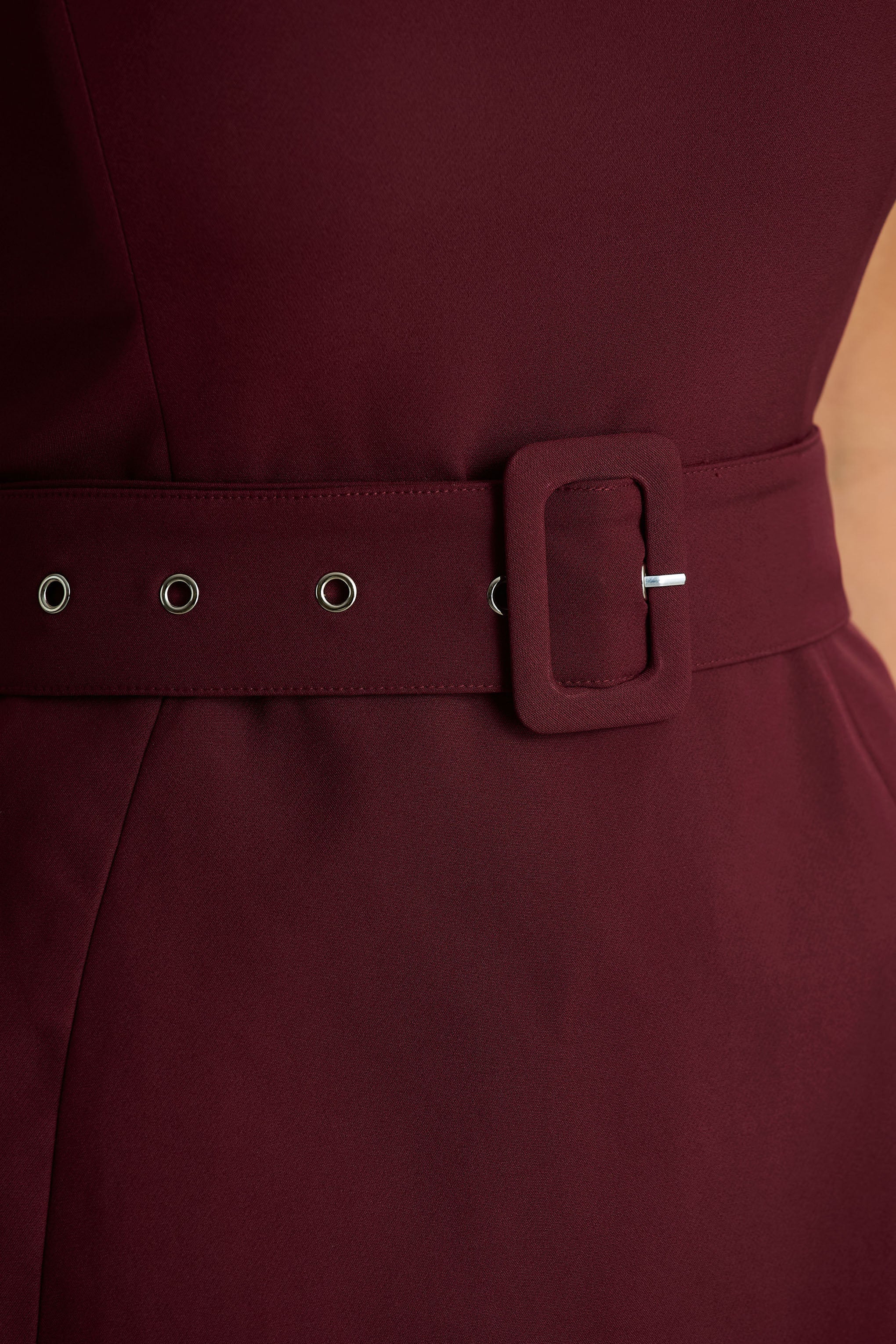 Timberly | Mini-robe cintrée bordeaux à col haut - Image 6