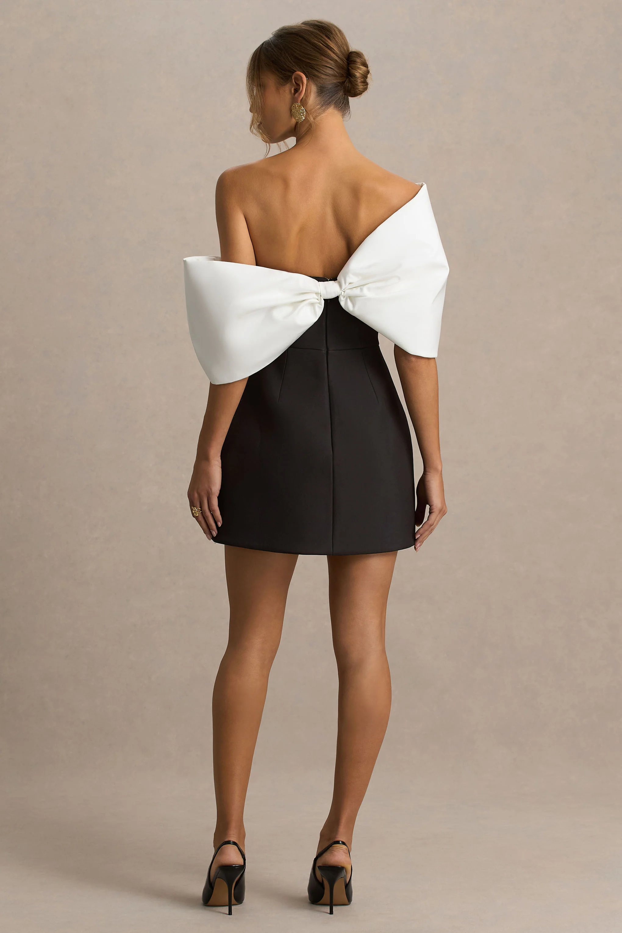 Tindra | Robe Mini Noire et Blanche à Encolure Bandeau avec Manches à Nœuds