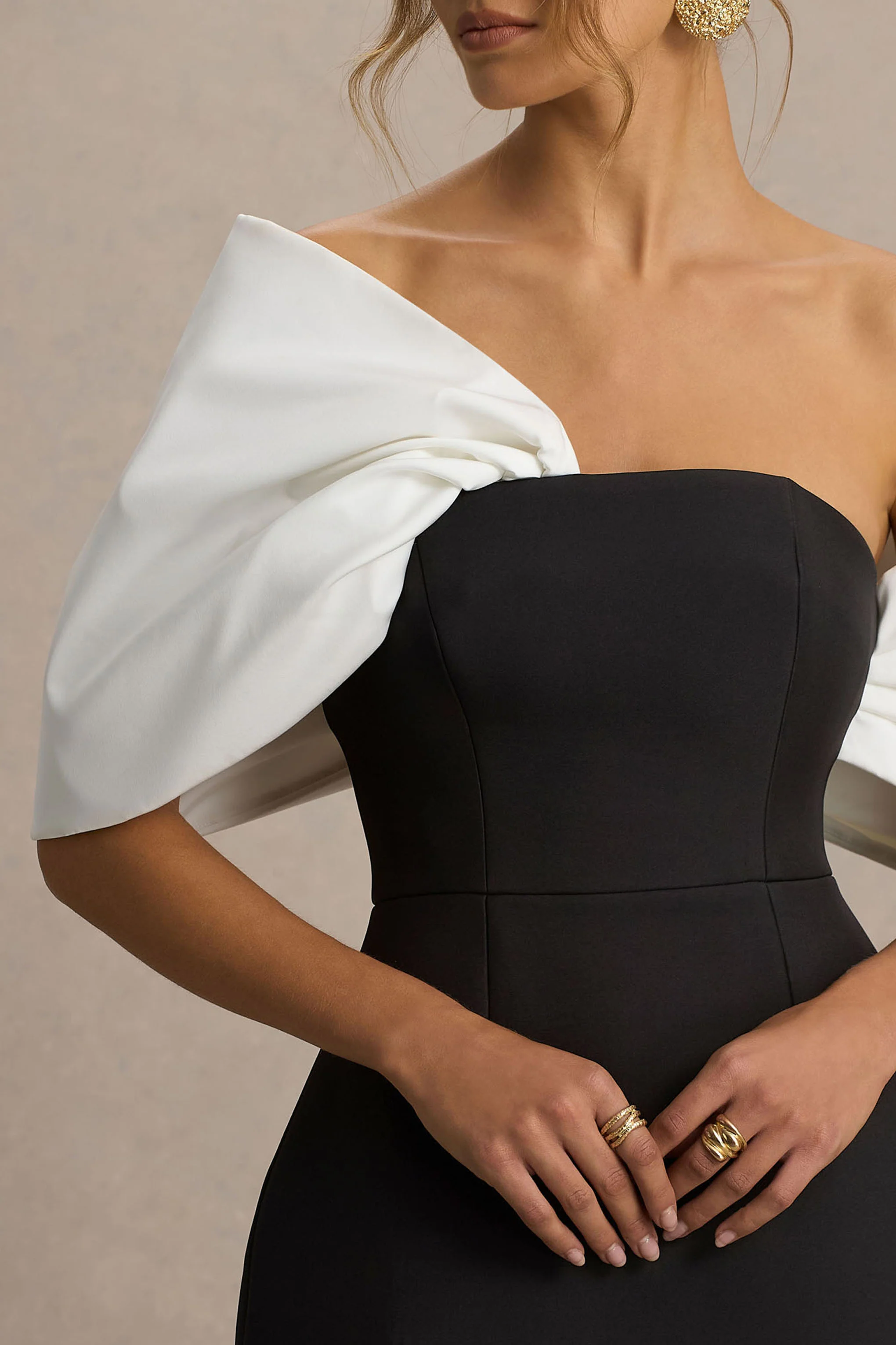 Tindra | Robe Mini Noire et Blanche à Encolure Bandeau avec Manches à Nœuds - Image 3