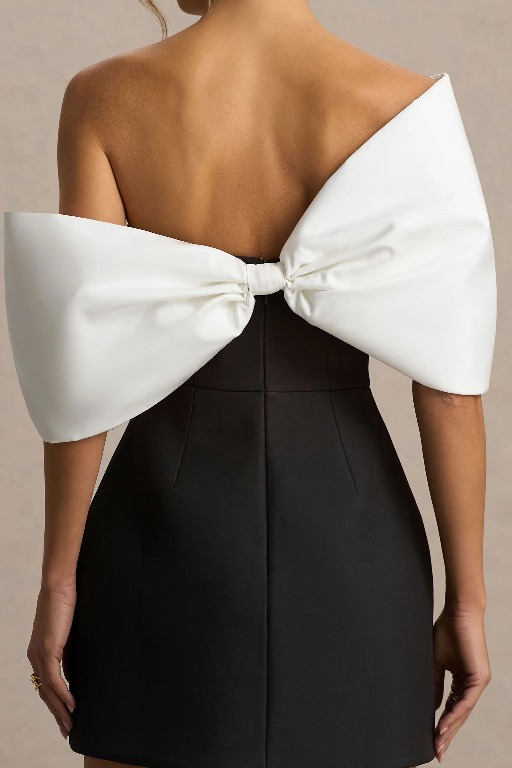 Tindra | Robe Mini Noire et Blanche à Encolure Bandeau avec Manches à Nœuds - Image 4