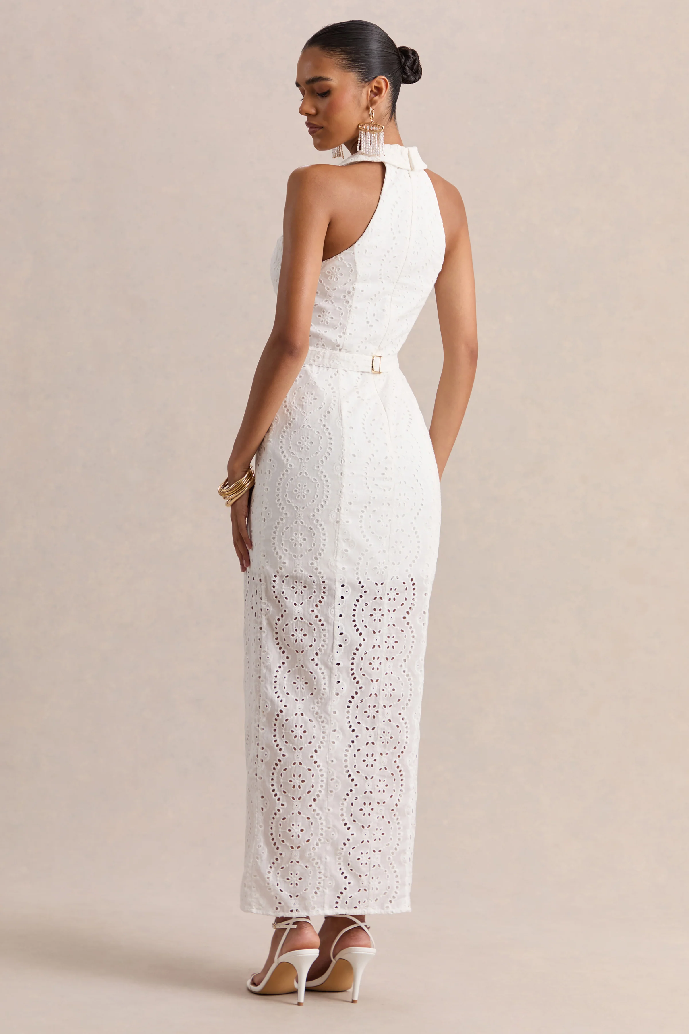 Tover | Robe longue blanche en broderie anglaise à encolure plongeante - Image 2