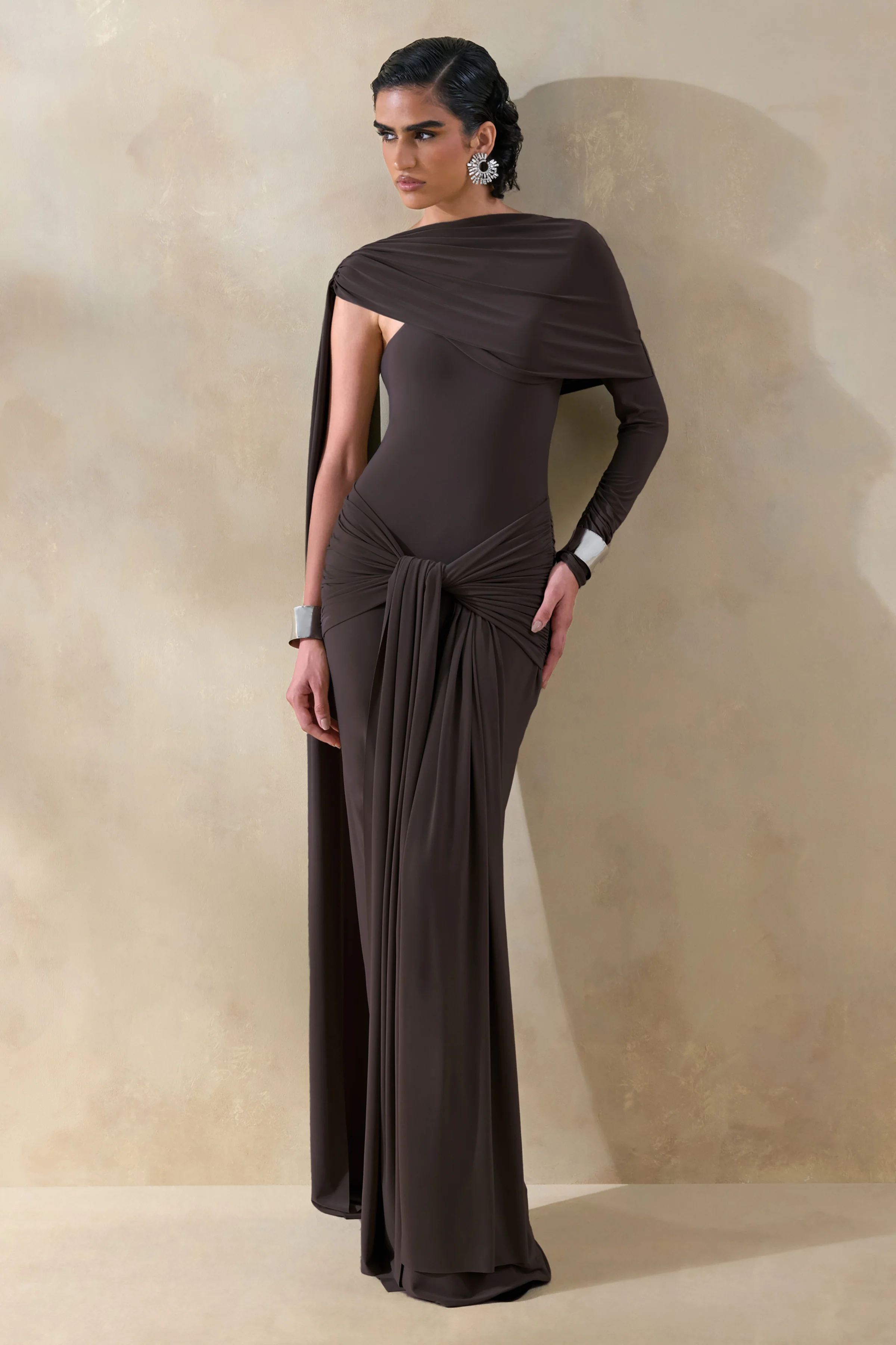 Trisara | Robe longue marron à encolure asymétrique avec détails froncés et écharpe