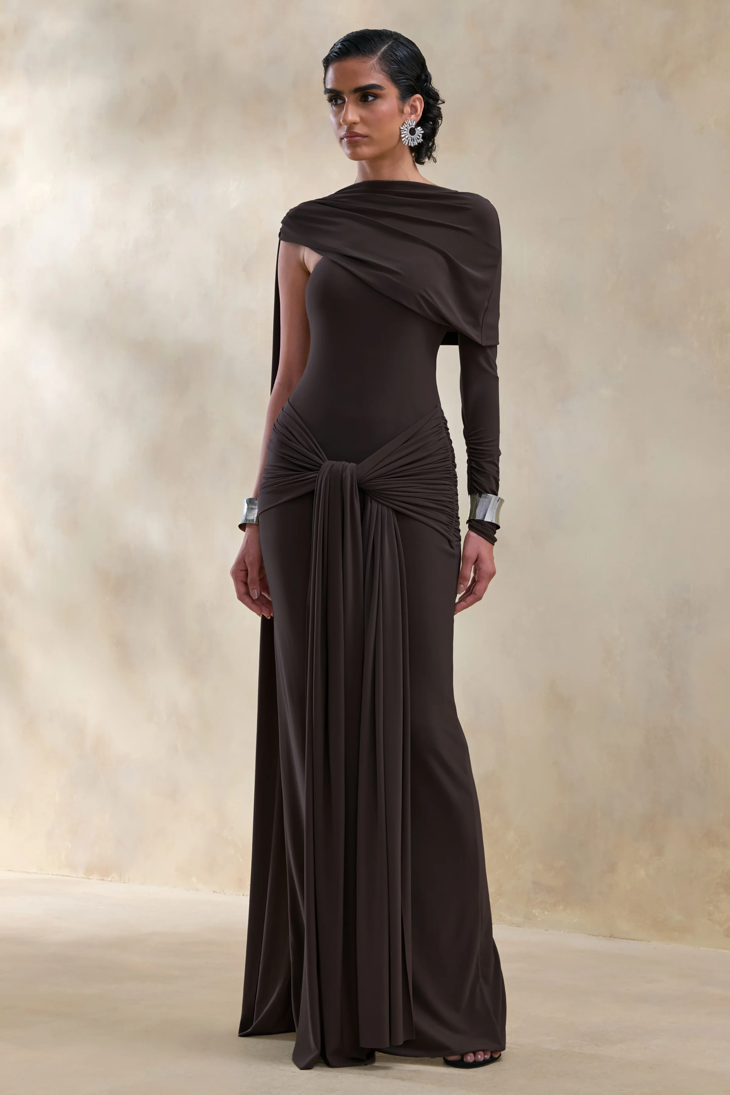 Trisara | Robe longue marron à encolure asymétrique avec détails froncés et écharpe - Image 4