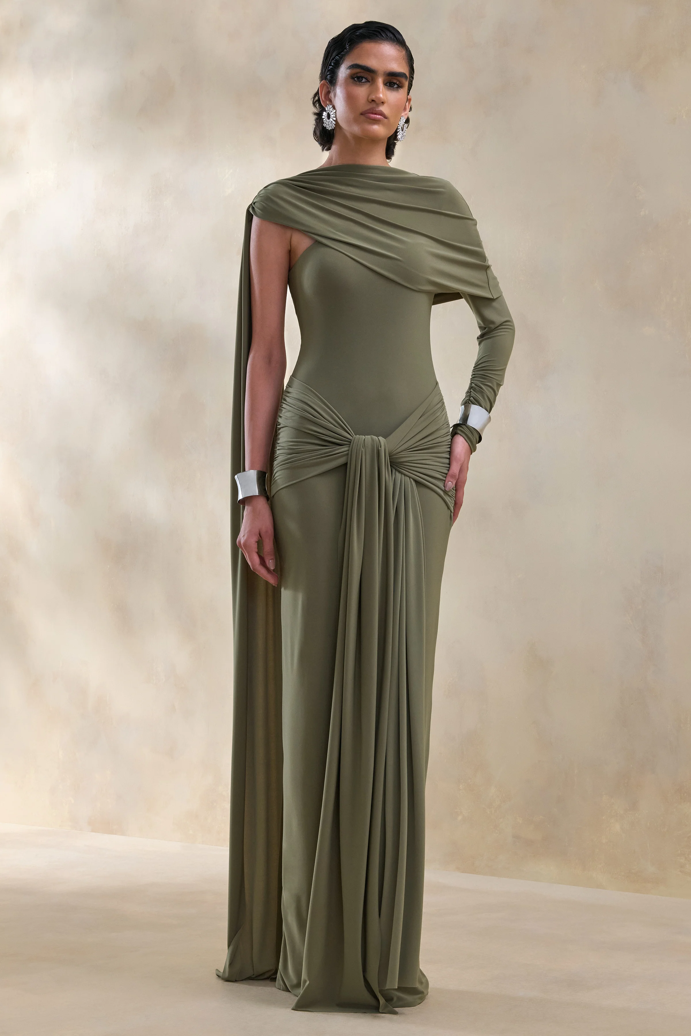 Trisara | Robe longue olive à encolure asymétrique avec détails froncés et écharpe