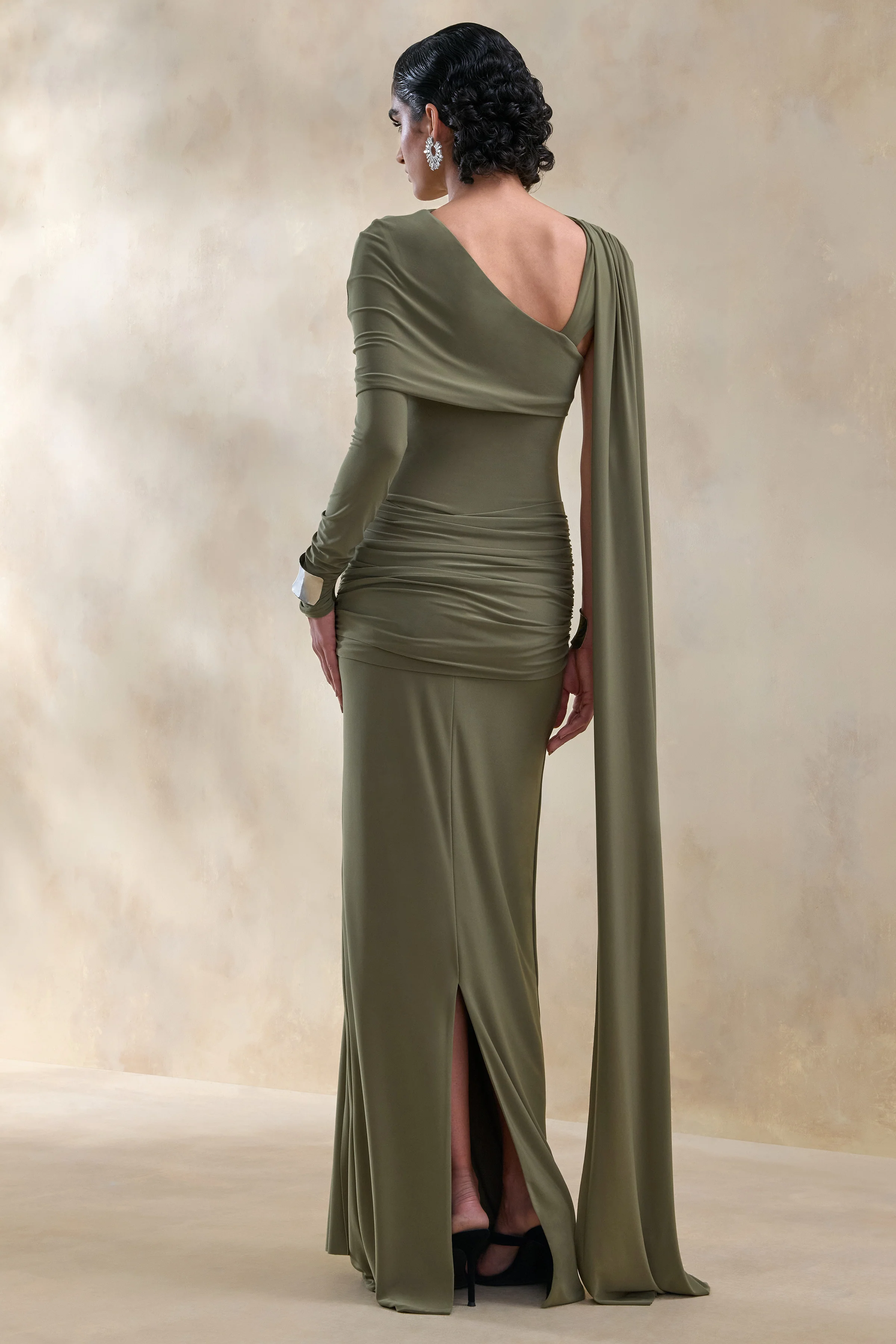 Trisara | Robe longue olive à encolure asymétrique avec détails froncés et écharpe - Image 2