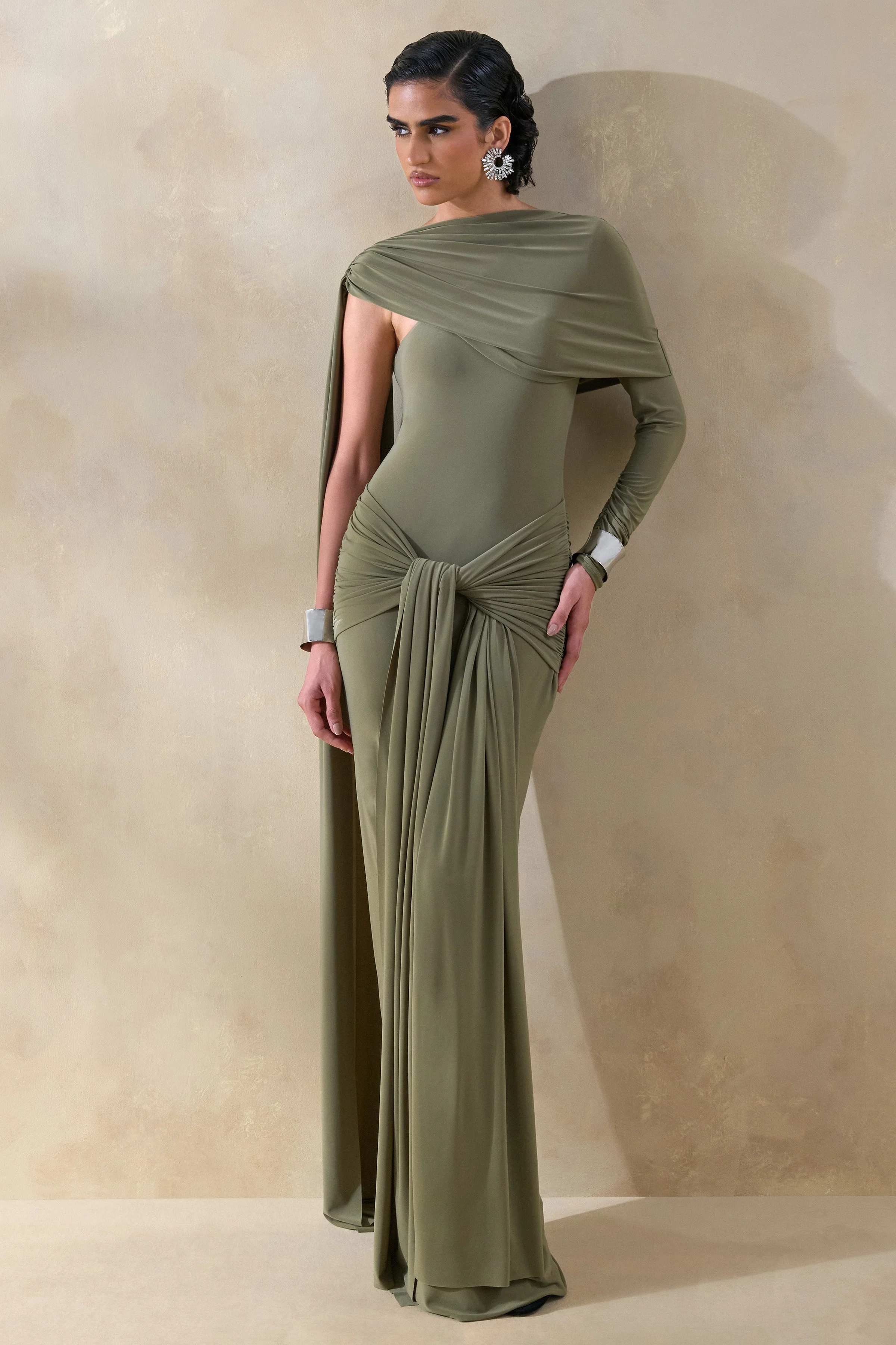 Trisara | Robe longue olive à encolure asymétrique avec détails froncés et écharpe - Image 4