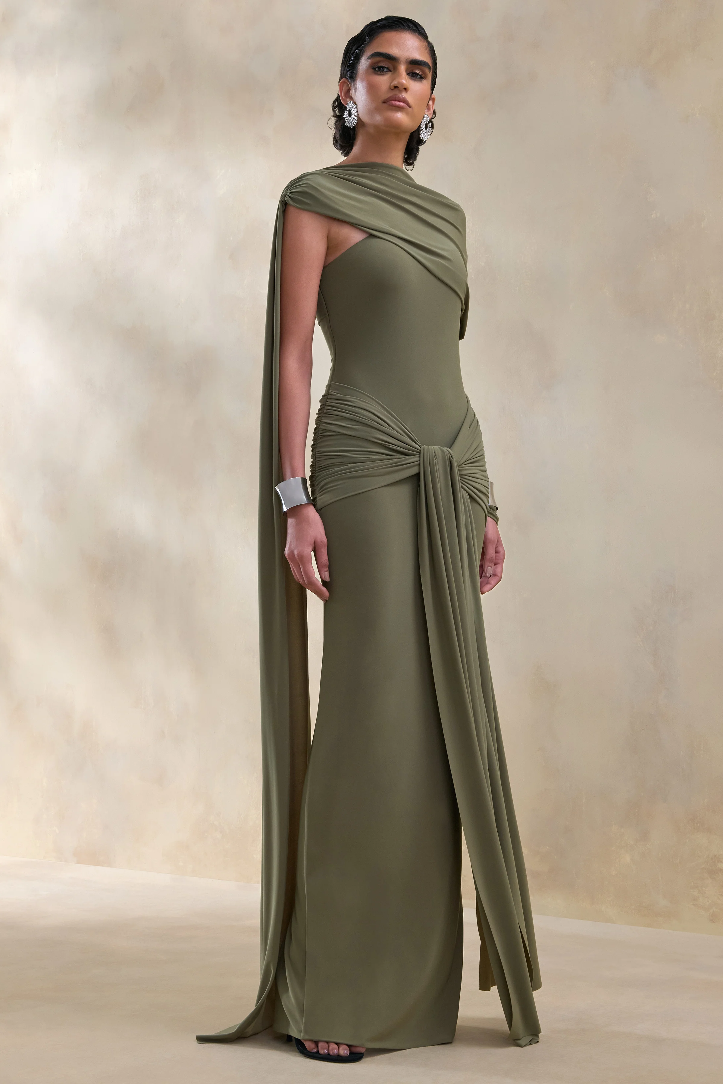 Trisara | Robe longue olive à encolure asymétrique avec détails froncés et écharpe - Image 5