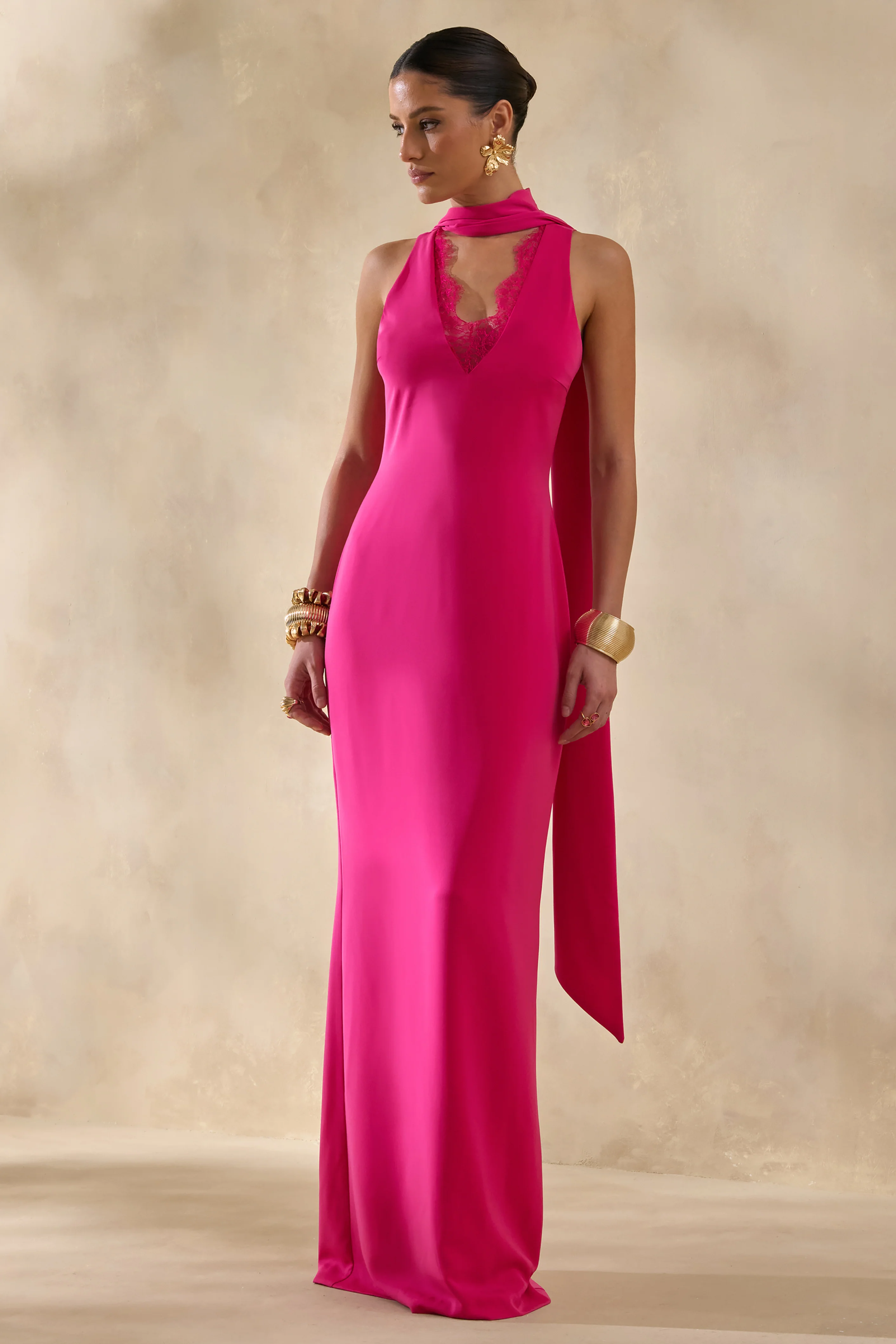 True Icon | Robe longue nuisette en satin rose vif à encolure haute avec écharpe fluide