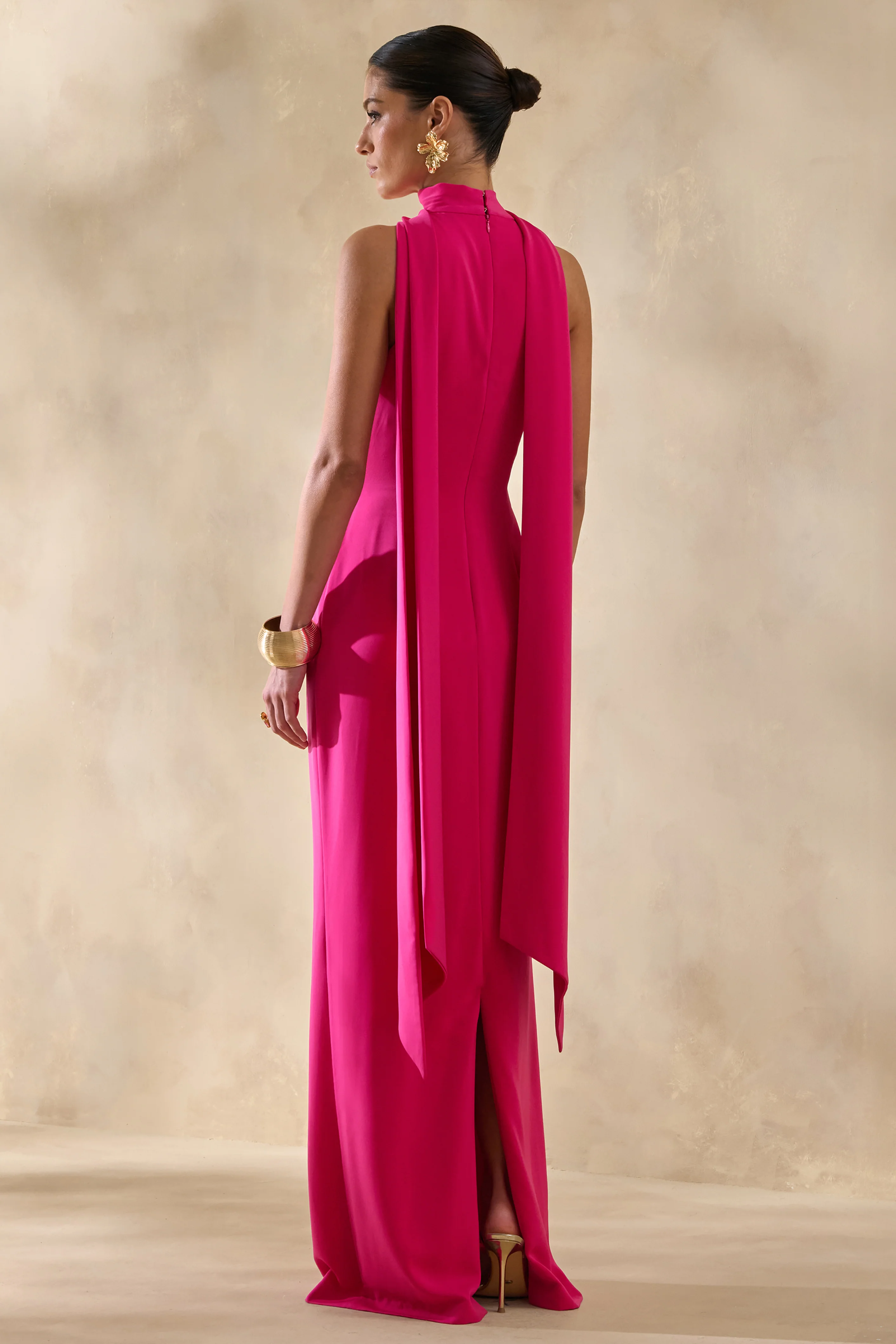 True Icon | Robe longue nuisette en satin rose vif à encolure haute avec écharpe fluide - Image 2